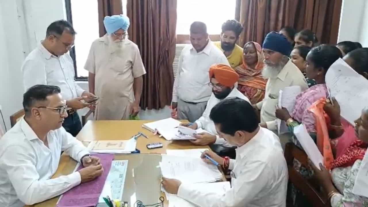 ਮੋਗਾ ਚ ਤਹਿਸੀਲਦਾਰ ਨਾਲ ਕੰਮ ਕਰਵਾਉਣ ਆਏ ਨੌਜਵਾਨ ਨੇ ਕੀਤੀ ਹੱਥੋਪਾਈ, ਪਾੜੀ ਕਮੀਜ਼; ਪੁਲਿਸ ਹਵਾਲੇ ਮੋਗਾ ਚ ਤਹਿਸੀਲਦਾਰ ਨਾਲ ਕੰਮ ਕਰਵਾਉਣ ਆਏ ਨੌਜਵਾਨ ਨੇ ਕੀਤੀ ਹੱਥੋਪਾਈ, ਪਾੜੀ ਕਮੀਜ਼; ਪੁਲਿਸ ਹਵਾਲੇ