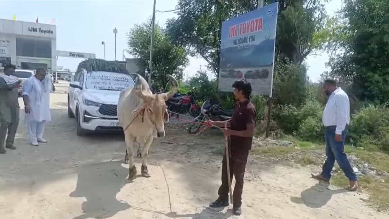 Punjab Viral: ਮੋਗਾ ਚ 31 ਲੱਖ ਦੀ ਇਨੋਵਾ ਤੇ ਲੱਦਿਆ ਚਾਰਾ, ਆਰਸੀ ਨਾ ਬਣਨ ਤੇ ਅਨੋਖਾ ਵਿਰੋਧ ਪ੍ਰਦਰਸ਼ਨ, ਜਾਣੋ ਕੀ ਹੈ ਮਾਮਲਾ Punjab Viral: ਮੋਗਾ ਚ 31 ਲੱਖ ਦੀ ਇਨੋਵਾ ਤੇ ਲੱਦਿਆ ਚਾਰਾ, ਆਰਸੀ ਨਾ ਬਣਨ ਤੇ ਅਨੋਖਾ ਵਿਰੋਧ ਪ੍ਰਦਰਸ਼ਨ, ਜਾਣੋ ਕੀ ਹੈ ਮਾਮਲਾ