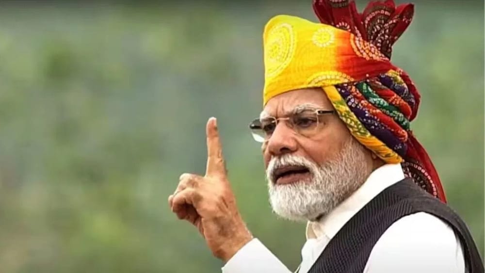2023 ਵਿੱਚ ਪ੍ਰਧਾਨ ਮੰਤਰੀ ਮੋਦੀ ਨੂੰ ਇੱਕ ਬਹੁਤ ਹੀ ਖਾਸ ਲੁੱਕ ਵਿੱਚ ਦੇਖਿਆ ਗਿਆ ਸੀ। ਝੰਡਾ ਲਹਿਰਾਉਣ ਦੌਰਾਨ, ਉਨ੍ਹਾਂ ਨੇ ਚਿੱਟੇ ਕੁੜਤੇ ਅਤੇ ਚੂੜੀਦਾਰ ਦੇ ਨਾਲ ਬਹੁ-ਰੰਗੀ ਰਾਜਸਥਾਨੀ ਬੰਧਨੀ ਪ੍ਰਿੰਟ ਵਾਲੀ ਪੱਗ ਪਾਈ ਸੀ।