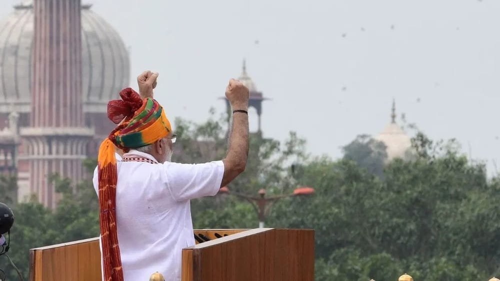ਪ੍ਰਧਾਨ ਮੰਤਰੀ ਮੋਦੀ ਨੇ 2019 ਵਿੱਚ ਵੀ ਆਪਣਾ ਵਿਲੱਖਣ ਲੁੱਕ ਬਰਕਰਾਰ ਰੱਖਿਆ। ਝੰਡਾ ਲਹਿਰਾਉਣ ਦੀ ਰਸਮ ਦੌਰਾਨ, ਉਹ ਬਹੁ-ਰੰਗੀ ਪੱਗ ਪਾਏ ਹੋਏ ਦਿਖਾਈ ਦਿੱਤੇ।