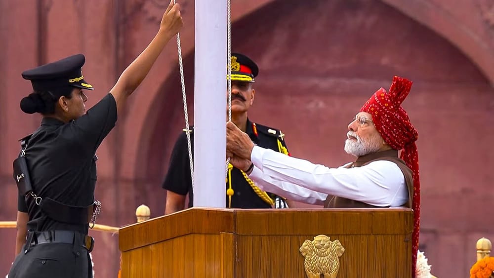 ਪ੍ਰਧਾਨ ਮੰਤਰੀ ਮੋਦੀ ਦੀ ਪੱਗ ਵਿੱਚ ਗੂੜ੍ਹੇ ਲਾਲ ਰੰਗ ਦੇ ਆਧਾਰ ‘ਤੇ ਚਿੱਟੇ ਬਿੰਦੂ ਬਣੇ ਹੋਏ ਸਨ। ਲਾਲ ਰੰਗ ਨੂੰ ਸ਼ੁਭਤਾ, ਸ਼ਕਤੀ, ਉਤਸ਼ਾਹ ਅਤੇ ਉਤਸਵ ਦਾ ਪ੍ਰਤੀਕ ਮੰਨਿਆ ਜਾਂਦਾ ਹੈ। pic credit : social media
