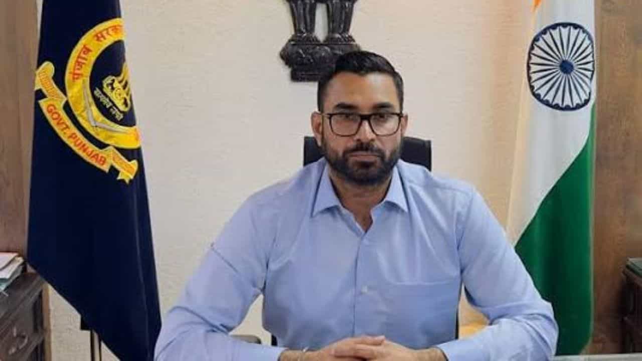 ਪਦਮ ਪੁਰਸਕਾਰ 2026: ਅੰਮ੍ਰਿਤਸਰ DC ਨੇ 15 ਅਗਸਤ ਤੱਕ ਮੰਗੇ ਯੋਗ ਸ਼ਖ਼ਸੀਅਤਾਂ ਦੇ ਨਾਂ, ਇੰਝ ਕਰੋ ਆਨਲਾਈਨ ਅਪਲਾਈ ਪਦਮ ਪੁਰਸਕਾਰ 2026: ਅੰਮ੍ਰਿਤਸਰ DC ਨੇ 15 ਅਗਸਤ ਤੱਕ ਮੰਗੇ ਯੋਗ ਸ਼ਖ਼ਸੀਅਤਾਂ ਦੇ ਨਾਂ, ਇੰਝ ਕਰੋ ਆਨਲਾਈਨ ਅਪਲਾਈ