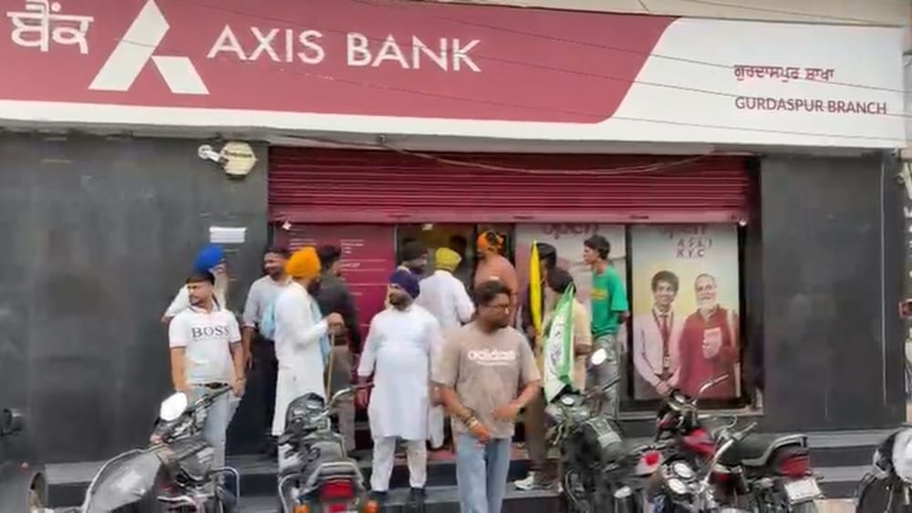 ਕੌਮੀ ਇਨਸਾਫ਼ ਮੋਰਚੇ ਵੱਲੋਂ ਸਮੂਹ ਦੁਕਾਨਦਾਰਾਂ, ਬਾਜ਼ਾਰਾਂ, ਸ਼ਾਪਿੰਗ ਮਾਲਾਂ ਅਤੇ ਥੋਕ ਮੰਡੀਆਂ ਨੂੰ ਦੁਪਹਿਰ 2 ਵਜੇ ਤੱਕ ਆਪਣੇ ਕਾਰੋਬਾਰ ਬੰਦ ਰੱਖ ਕੇ ਸਮਰਥਨ ਦੇਣ ਦੀ ਅਪੀਲ ਕੀਤੀ ਗਈ ਹੈ। ਜਿਨ੍ਹਾਂ ਨੇ ਦੁਕਾਨਾਂ ਅਤੇ ਬੈਂਕ ਖੋਲ੍ਹੇ, ਉਨ੍ਹਾਂ ਨੂੰ ਪ੍ਰਦਰਸ਼ਨਕਾਰੀ ਬੰਦ ਕਰਵਾਉਂਦੇ ਨਜ਼ਰ ਆਏ।