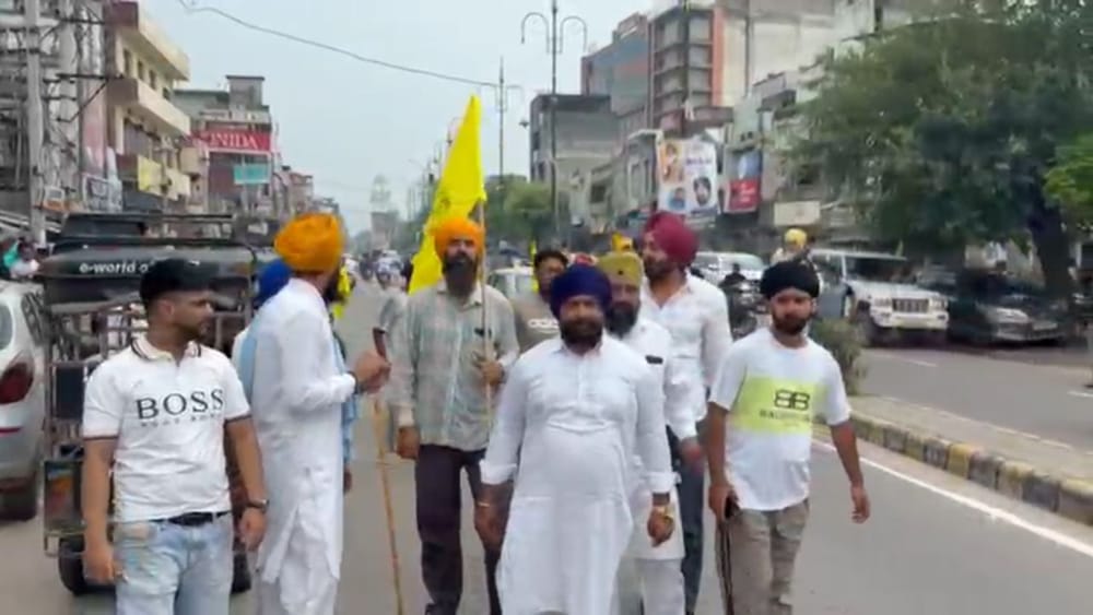ਪੰਜਾਬ ਦੇ ਸਾਰੇ ਜ਼ਿਲ੍ਹਿਆਂ ਦੀ ਪੁਲਿਸ ਨੇ ਆਮ ਨਾਗਰਿਕਾਂ ਨੂੰ ਅਪੀਲ ਕੀਤੀ ਹੈ ਕਿ ਉਹ ਪ੍ਰਦਰਸ਼ਨ ਅਤੇ ਜਾਮ ਵਾਲੇ ਖੇਤਰਾਂ ਵਿੱਚ ਜਾਣ ਤੋਂ ਗੁਰੇਜ਼ ਕਰਨ ਅਤੇ ਬਹੁਤ ਜ਼ਰੂਰੀ ਕੰਮ ਹੋਣ 'ਤੇ ਹੀ ਸਫ਼ਰ ਕਰਨ। ਚੰਡੀਗੜ੍ਹ ਆਉਣ-ਜਾਣ ਵਾਲੇ ਯਾਤਰੀਆਂ ਨੂੰ ਪੁਲਿਸ ਵੱਲੋਂ ਸੁਝਾਏ ਗਏ ਵਿਕਲਪਿਕ ਰਸਤਿਆਂ ਦੀ ਪਾਲਣਾ ਕਰਨ ਲਈ ਕਿਹਾ ਗਿਆ।