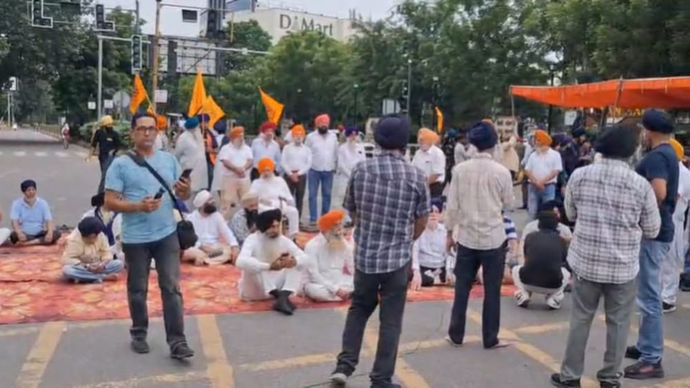 ਦੂਜੇ ਪਾਸੇ ਲੁਧਿਆਣਾ ਵਿੱਚ ਪੰਜਾਬ ਬੰਦ ਦਾ ਮਿਲਿਆ-ਜੁਲਿਆ ਅਸਰ ਦੇਖਣ ਨੂੰ ਮਿਲਿਆ ਹੈ। ਬੱਚਿਆਂ ਦੀ ਸੁਰੱਖਿਆ ਨੂੰ ਧਿਆਨ ਵਿੱਚ ਰੱਖਦਿਆਂ ਕੁਝ ਨਿੱਜੀ ਸਕੂਲਾਂ ਨੇ ਕੌਮੀ ਇਨਸਾਫ਼ ਮੋਰਚੇ ਦੀ ਕਾਲ ਤੋਂ ਬਾਅਦ ਛੁੱਟੀ ਦਾ ਐਲਾਨ ਕਰ ਦਿੱਤਾ, ਜਦਕਿ ਕਈ ਸਕੂਲ ਅਤੇ ਕਾਲਜ ਆਮ ਵਾਂਗ ਖੁੱਲ੍ਹੇ ਰਹੇ।