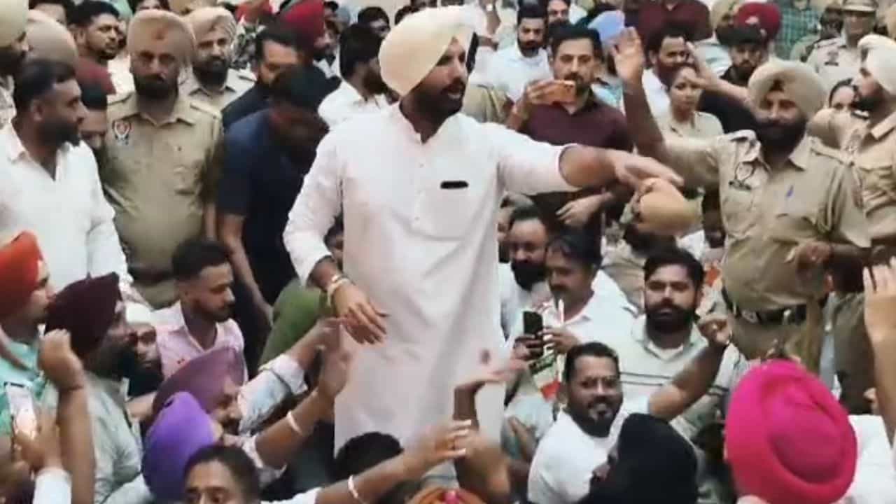 ਮਲੇਰਕੋਟਲਾ ਚ ਕਾਂਗਰਸੀ ਆਗੂ ਆਪਸ ਚ ਭਿੜੇ, ਸਟੇਜ ਤੇ ਚੜ੍ਹਨ ਨੂੰ ਲੈ ਕੇ ਹੰਗਾਮਾ; ਰਾਜਾ ਵੜਿੰਗ ਨੇ ਹੇਠਾਂ ਆ ਕੀਤਾ ਸ਼ਾਂਤ ਮਲੇਰਕੋਟਲਾ ਚ ਕਾਂਗਰਸੀ ਆਗੂ ਆਪਸ ਚ ਭਿੜੇ, ਸਟੇਜ ਤੇ ਚੜ੍ਹਨ ਨੂੰ ਲੈ ਕੇ ਹੰਗਾਮਾ; ਰਾਜਾ ਵੜਿੰਗ ਨੇ ਹੇਠਾਂ ਆ ਕੀਤਾ ਸ਼ਾਂਤ