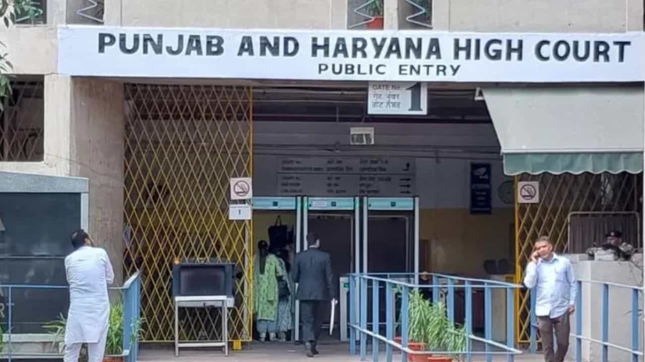 ਲੁਧਿਆਣਾ ਚ ਜ਼ਮੀਨ ਸੌਦੇ ਦੀ ਖੁੱਲ੍ਹੀ ਫਾਇਲ: 256 ਲੋਕਾਂ ਤੇ FIR; ਘੱਟ ਕੀਤਮ ਤੇ ਰਜਿਸਟਰੀ ਦਾ ਇਲਜ਼ਾਮ ਲੁਧਿਆਣਾ ਚ ਜ਼ਮੀਨ ਸੌਦੇ ਦੀ ਖੁੱਲ੍ਹੀ ਫਾਇਲ: 256 ਲੋਕਾਂ ਤੇ FIR; ਘੱਟ ਕੀਤਮ ਤੇ ਰਜਿਸਟਰੀ ਦਾ ਇਲਜ਼ਾਮ