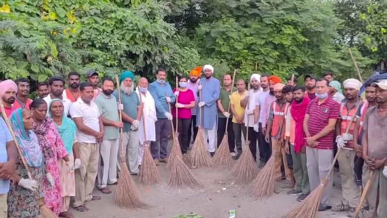 ਪੰਜਾਬ ਭਰ ਚ ਮਿਸ਼ਨ ਕਲੀਨ ਪੰਜਾਬ ਦੀ ਸ਼ੁਰੂਆਤ, ਅਜਨਾਲਾ ਵਿੱਚ ਵੀ ਚੱਲੀ ਸਫਾਈ ਮੁਹਿੰਮ ਪੰਜਾਬ ਭਰ ਚ ਮਿਸ਼ਨ ਕਲੀਨ ਪੰਜਾਬ ਦੀ ਸ਼ੁਰੂਆਤ, ਅਜਨਾਲਾ ਵਿੱਚ ਵੀ ਚੱਲੀ ਸਫਾਈ ਮੁਹਿੰਮ