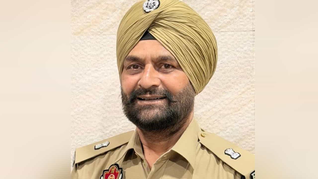 ਆਜ਼ਾਦੀ ਦਿਹਾੜੇ ਮੌਕੇ ਇੰਸਪੈਕਟਰ ਬਲਜੀਤ ਸਿੰਘ ਨੂੰ ਰਾਸ਼ਟਰਪਤੀ ਪੁਲਿਸ ਮੈਡਲ, 11 ਹੋਰ ਅਫ਼ਸਰਾਂ ਨੂੰ ਵੀ ਮਿਲੇਗਾ ਸਨਮਾਨ ਆਜ਼ਾਦੀ ਦਿਹਾੜੇ ਮੌਕੇ ਇੰਸਪੈਕਟਰ ਬਲਜੀਤ ਸਿੰਘ ਨੂੰ ਰਾਸ਼ਟਰਪਤੀ ਪੁਲਿਸ ਮੈਡਲ, 11 ਹੋਰ ਅਫ਼ਸਰਾਂ ਨੂੰ ਵੀ ਮਿਲੇਗਾ ਸਨਮਾਨ