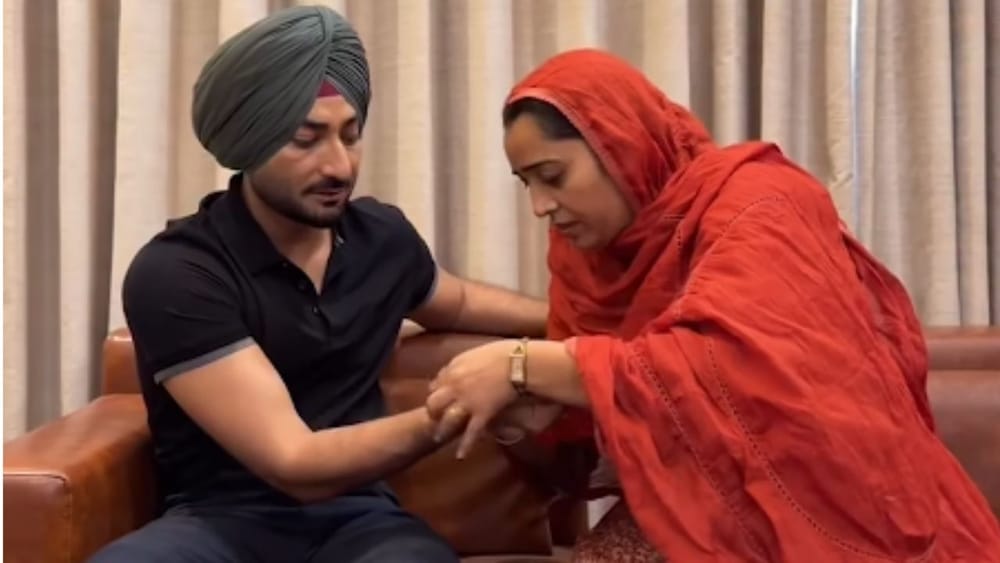 ਪੰਜਾਬੀ ਗਾਇਕ ਰਣਜੀਤ ਬਾਵਾ ਨੇ ਆਪਣੀ ਭੈਣ ਨਾਲ ਇਹ ਤਿਉਹਾਰ ਬੜੇ ਉਤਸ਼ਾਹ ਨਾਲ ਮਨਾਇਆ। ਉਨ੍ਹਾਂ ਨੇ X (ਟਵਿੱਟਰ) 'ਤੇ ਸਟੋਰੀ ਸਾਂਝੀ ਕਰਦਿਆਂ ਲਿਖਿਆ, ''ਰੱਬ ਸਾਡੇ ਭੈਣ-ਭਰਾ ਵਿੱਚ ਇੰਝ ਹੀ ਪਿਆਰ ਬਣਾਈ ਰੱਖੇ।'' Photo Credit: Social Media