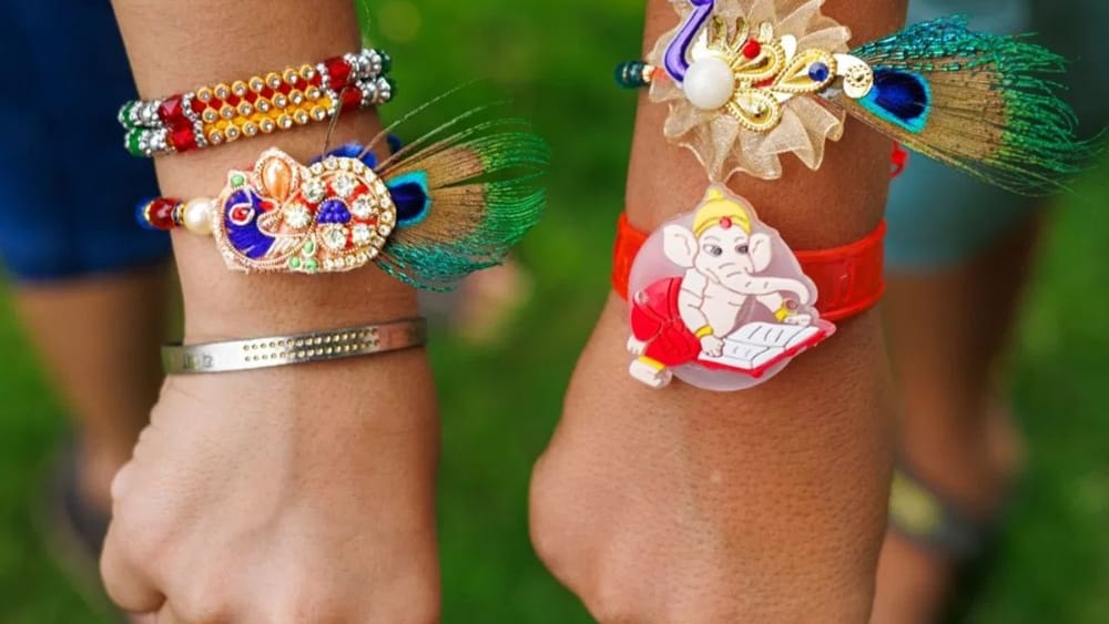 ਬੱਚਿਆਂ ਦੀ ਮਨਪਸੰਦ ਰੱਖੜੀ- ਬੱਚਿਆਂ ਦੀ ਰੱਖੜੀ ਵਿੱਚ ਵੀ ਕਈ ਬਦਲਾਅ ਆਏ ਹਨ। ਇੱਕ ਸਮਾਂ ਅਜਿਹਾ ਸੀ ਜਦੋਂ ਇਸ ਵਿੱਚ ਗਣੇਸ਼ ਜੀ ਜਾਂ ਹੋਰ ਭਗਵਾਨਾਂ ਦੀਆਂ ਆਕ੍ਰਿਤੀਆਂ ਦਿਖਾਈ ਜਾਂਦੀਆਂ ਸਨ। ਇਸ ਤੋਂ ਇਲਾਵਾ ਬਟਨ ਦਬਾਉਂਦੇ ਹੀ ਲਾਈਟ ਜਗਣ ਵਾਲੀਆਂ, ਡੋਰੇਮੋਨ ਜਾਂ ਹੋਰ ਖਿਡੌਣਿਆਂ ਵਾਲੀਆਂ ਰੱਖੜੀਆਂ ਵੀ ਆਈਆਂ। ਬੱਚਿਆਂ ਨੂੰ ਆਕਰਸ਼ਿਤ ਕਰਨ ਲਈ ਮੋਰ ਪੰਖ, ਮੋਤੀ, ਸਟੋਨ ਅਤੇ ਕਈ ਹੋਰ ਸਜਾਵਟੀ ਮੋਟੀਫ਼ਸ ਦੀ ਵਰਤੋਂ ਕੀਤੀ ਜਾਂਦੀ ਹੈ।