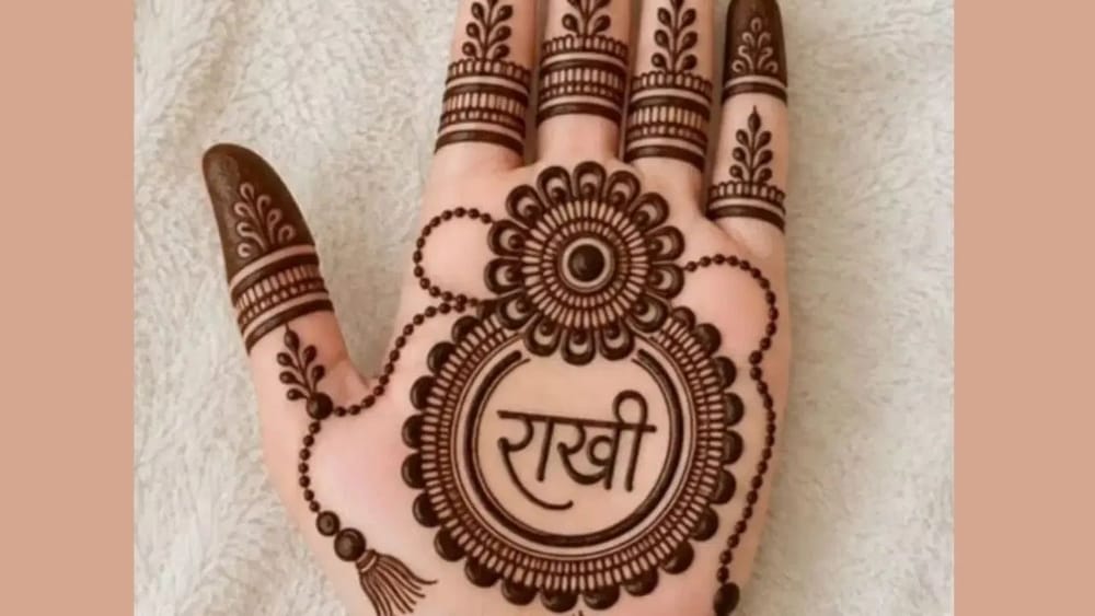 ਜੇਕਰ ਤੁਹਾਨੂੰ ਮੋਰ ਅਤੇ ਅੰਬੀ ਪੈਟਰਨ ਵਾਲੇ ਮਹਿੰਦੀ ਡਿਜ਼ਾਈਨ ਬਹੁਤ ਪਸੰਦ ਹਨ ਤਾਂ ਤੁਸੀਂ ਰੱਖੜੀ ਲਈ ਆਪਣੀ ਹਥੇਲੀ 'ਤੇ ਅਜਿਹੀ ਮਹਿੰਦੀ ਲਗਾ ਸਕਦੇ ਹੋ। ਸਭ ਤੋਂ ਪਹਿਲਾਂ ਕਲਾਈ ਵਾਲਾ ਪੈਟਰਨ ਪੂਰਾ ਕਰੋ। ਇਸ ਤੋਂ ਬਾਅਦ ਹਥੇਲੀ ਦੇ ਕੋਨੇ ਵਿੱਚ ਫੁੱਲ ਬਣਾਕੇ ਚੇਨ ਨੂੰ ਪੂਰਾ ਕਰੋ ਅਤੇ ‘ਰੱਖੜੀ’ ਲਿਖੋ। ਹੁਣ ਅੰਗੂਠੇ ਦੇ ਕੋਲ ਮੋਰ ਬਣਾਓ ਅਤੇ ਖਾਲੀ ਜਗ੍ਹਾ 'ਤੇ ਡ੍ਰਾਪ ਫਲਾਵਰ ਬਣਾ ਦਿਓ। ਇਸ ਤੋਂ ਬਾਅਦ ਉਂਗਲਾਂ 'ਤੇ ਡਿਜ਼ਾਈਨ ਬਣਾਓ।