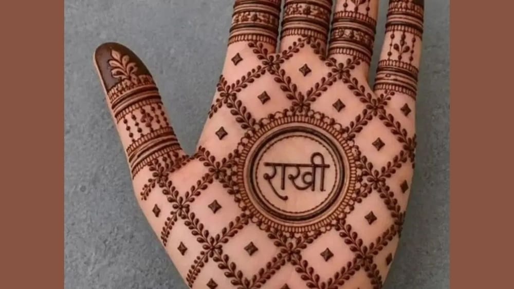 ਰੱਖੜੀ ਲਈ ਜੇਕਰ ਤੁਸੀਂ ਥੋੜ੍ਹੀ ਥਿਕ ਅਤੇ ਹੈਵੀ ਮਹਿੰਦੀ ਲਗਾਉਣਾ ਚਾਹੁੰਦੇ ਹੋ ਤਾਂ ਹਥੇਲੀ 'ਤੇ ‘ਭਰਾ’ ਲਿਖਿਆ ਇਹ ਡਿਜ਼ਾਈਨ ਬਿਲਕੁਲ ਪਰਫੈਕਟ ਰਹੇਗਾ। ਹਾਲਾਂਕਿ, ਇਹ ਮਹਿੰਦੀ ਡਿਜ਼ਾਈਨ ਲਗਾਉਣ ਲਈ ਥੋੜ੍ਹੀ ਪ੍ਰੈਕਟਿਸ ਦੀ ਲੋੜ ਹੋਵੇਗੀ। ਜੇਕਰ ਤੁਹਾਨੂੰ ਚੰਗੀ ਮਹਿੰਦੀ ਲਗਾਉਣੀ ਆਉਂਦੀ ਹੈ ਤਾਂ ਤੁਸੀਂ ਇਸ ਨੂੰ ਖੁਦ ਹੀ ਲਗਾ ਸਕਦੇ ਹੋ ਜਾਂ ਫਿਰ ਕਿਸੇ ਹੋਰ ਤੋਂ ਲਗਵਾ ਸਕਦੇ ਹੋ। (Image: henna_by_shagufa_khan)