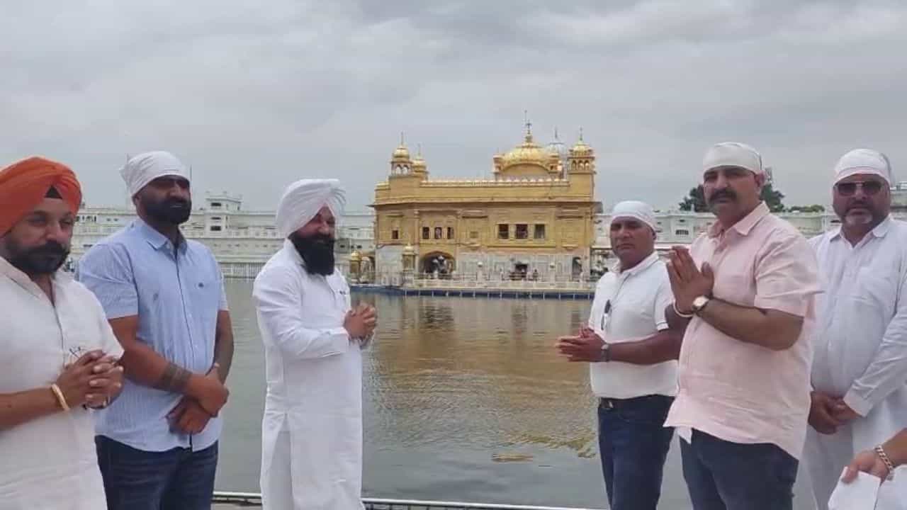 ਸ੍ਰੀ ਦਰਬਾਰ ਸਾਹਿਬ ਨਤਮਸਤਕ ਹੋਏ SC ਕਮਿਸ਼ਨ ਦੇ ਚੇਅਰਮੈਨ ਜਸਬੀਰ ਸਿੰਘ ਗੜ੍ਹੀ, ਸਰਬੱਤ ਦੇ ਭਲੇ ਲਈ ਕੀਤੀ ਅਰਦਾਸ