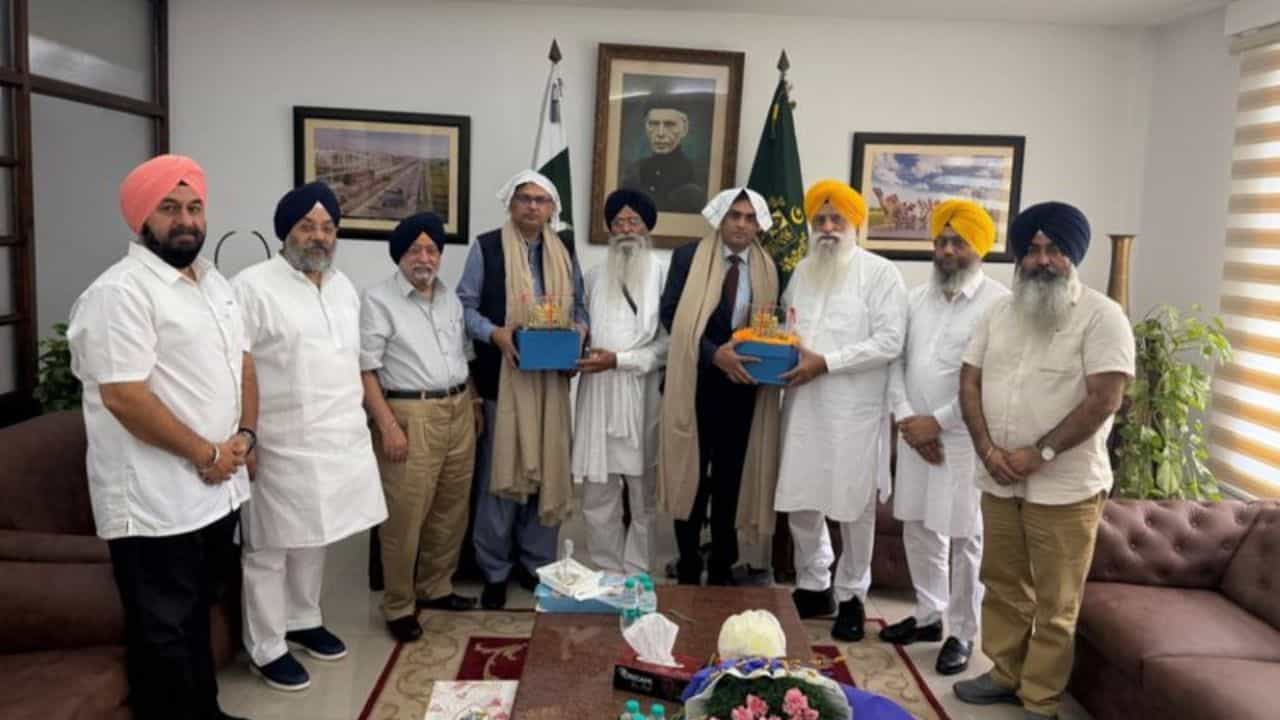 ਸ਼੍ਰੋਮਣੀ ਕਮੇਟੀ ਪ੍ਰਧਾਨ ਧਾਮੀ ਦੀ ਪਾਕਿਸਤਾਨ ਹਾਈ ਕਮਿਸ਼ਨ ਨਾਲ ਮੀਟਿੰਗ, 7500 ਸ਼ਰਧਾਲੂਆਂ ਲਈ ਵੀਜ਼ਿਆਂ ਦੀ ਕੀਤੀ ਮੰਗ ਸ਼੍ਰੋਮਣੀ ਕਮੇਟੀ ਪ੍ਰਧਾਨ ਧਾਮੀ ਦੀ ਪਾਕਿਸਤਾਨ ਹਾਈ ਕਮਿਸ਼ਨ ਨਾਲ ਮੀਟਿੰਗ, 7500 ਸ਼ਰਧਾਲੂਆਂ ਲਈ ਵੀਜ਼ਿਆਂ ਦੀ ਕੀਤੀ ਮੰਗ