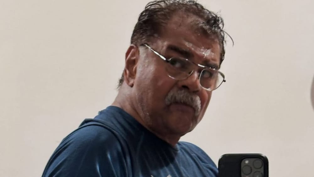 ਸ਼ਰਤ ਸਕਸੇਨਾ ਜਿੱਥੇ ਫ਼ਿਲਮਾਂ ਵਿੱਚ ਵਿਲੇਨ ਦੇ ਕਿਰਦਾਰ ਵਜੋਂ ਕਾਫ਼ੀ ਪ੍ਰਸਿੱਧ ਹਨ, ਉੱਥੇ ਸੋਸ਼ਲ ਮੀਡੀਆ ਦੇ ਦੌਰ ਵਿੱਚ ਉਹ ਆਪਣੇ ਫਿਟਨੈੱਸ ਫ੍ਰੀਕ ਸੁਭਾਅ ਲਈ ਵੀ ਜਾਣੇ ਜਾਂਦੇ ਹਨ। ਅਦਾਕਾਰ ਦੀਆਂ ਤਸਵੀਰਾਂ ਅਤੇ ਵੀਡੀਓਜ਼ ਅਕਸਰ ਵਾਇਰਲ ਹੁੰਦੀਆਂ ਹਨ, ਜਿਨ੍ਹਾਂ ਵਿੱਚ ਉਨ੍ਹਾਂ ਨੂੰ ਜਿਮ ਵਿੱਚ ਵਰਕਆਊਟ ਕਰਦੇ ਅਤੇ ਆਪਣੀਆਂ ਬਾਈਸੈਪਸ ਫਲਾਂਟ ਕਰਦੇ ਦੇਖਿਆ ਜਾ ਸਕਦਾ ਹੈ।