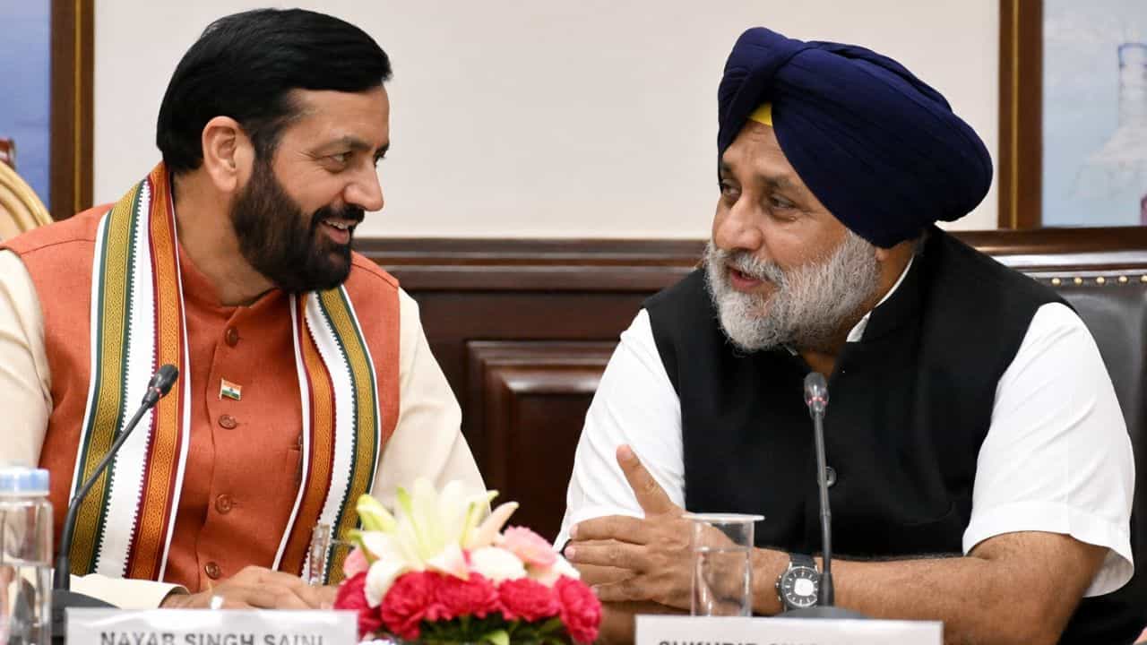 ਰਾਤ 11 ਵਜੇ PMO ਤੋਂ ਆਇਆ ਫ਼ੋਨ ਤੇ ਸਵੇਰੇ ਦਿੱਲੀ ਪਹੁੰਚੇ ਸੁਖਬੀਰ, ਜਾਣੋ ਹਰਿਆਣਾ CM ਹਾਊਸ ਚ ਹੋਈ ਮੀਟਿੰਗ ਦਾ ਪੂਰਾ ਸੱਚ ਰਾਤ 11 ਵਜੇ PMO ਤੋਂ ਆਇਆ ਫ਼ੋਨ ਤੇ ਸਵੇਰੇ ਦਿੱਲੀ ਪਹੁੰਚੇ ਸੁਖਬੀਰ, ਜਾਣੋ ਹਰਿਆਣਾ CM ਹਾਊਸ ਚ ਹੋਈ ਮੀਟਿੰਗ ਦਾ ਪੂਰਾ ਸੱਚ