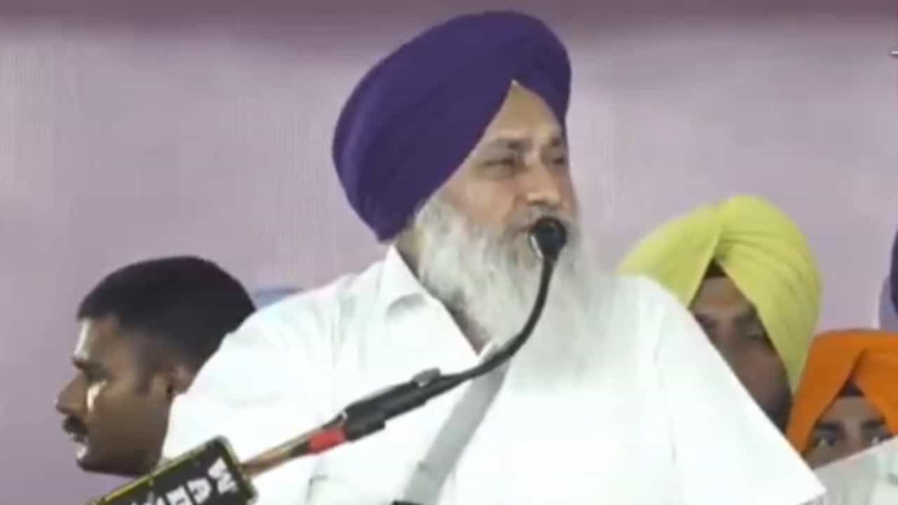 ਮਲੋਟ ਚ ਪੰਜਾਬ ਬਚਾਓ ਰੈਲੀ ਚ ਗੱਜੇ ਸੁਖਬੀਰ ਬਾਦਲ, ਬੋਲੇ- ਅੰਮ੍ਰਿਤਪਾਲ ਪੰਜਾਬ ਦਾ ਵਾਰਿਸ ਨਹੀਂ, ਵਾਇਰਸ ਹੈ ਮਲੋਟ ਚ ਪੰਜਾਬ ਬਚਾਓ ਰੈਲੀ ਚ ਗੱਜੇ ਸੁਖਬੀਰ ਬਾਦਲ, ਬੋਲੇ- ਅੰਮ੍ਰਿਤਪਾਲ ਪੰਜਾਬ ਦਾ ਵਾਰਿਸ ਨਹੀਂ, ਵਾਇਰਸ ਹੈ