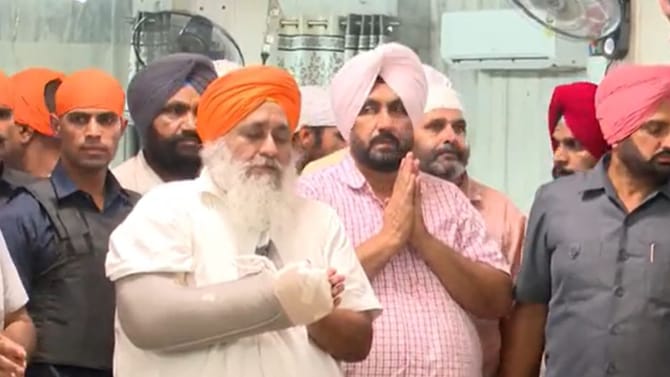 ਤਖ਼ਤ ਸ੍ਰੀ ਦਮਦਮਾ ਸਾਹਿਬ ਨਤਮਸਤਕ ਹੋਏ ਸੁਖਬੀਰ ਬਾਦਲ, ਬੋਲੇ- ਸ਼ੁਕਰਾਨਾ ਕਰਨ ਆਏ ਹਾਂ