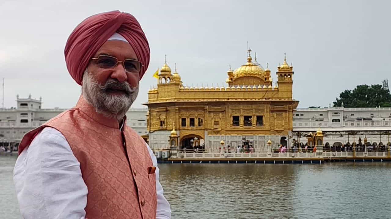 ਸ੍ਰੀ ਦਰਬਾਰ ਸਾਹਿਬ ਨਤਮਸਤਕ ਹੋਏ ਤਰਨਜੀਤ ਸਿੰਘ ਸੰਧੂ, ਨੌਜਵਾਨਾਂ ਨੂੰ ਇਤਿਹਾਸ ਨਾਲ ਜੁੜਨ ਦਾ ਦਿੱਤਾ ਸੰਦੇਸ਼ ਸ੍ਰੀ ਦਰਬਾਰ ਸਾਹਿਬ ਨਤਮਸਤਕ ਹੋਏ ਤਰਨਜੀਤ ਸਿੰਘ ਸੰਧੂ, ਨੌਜਵਾਨਾਂ ਨੂੰ ਇਤਿਹਾਸ ਨਾਲ ਜੁੜਨ ਦਾ ਦਿੱਤਾ ਸੰਦੇਸ਼