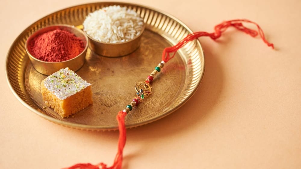 ਗੁਜਰਾਤ ਵਿੱਚ ਸਭ ਕੁਝ ਹੈ - ਕੁਦਰਤ, ਸਮੁੰਦਰ, ਜੰਗਲ, ਇਤਿਹਾਸ ਅਤੇ ਧਾਰਮਿਕ ਸਥਾਨ। ਤੁਸੀਂ ਰਣ ਆਫ਼ ਕੱਛ, ਸਟੈਚੂ ਆਫ਼ ਯੂਨਿਟੀ, ਦਵਾਰਕਾ, ਸੋਮਨਾਥ, ਪਾਵਾਗੜ੍ਹ, ਅਦਲਾਜ, ਗਿਰ, ਗਿਰਨਾਰ ਅਤੇ ਸ਼ਿਵਰਾਜਪੁਰ ਵਰਗੇ ਪ੍ਰਮੁੱਖ ਸਥਾਨਾਂ ਦੀ ਯਾਤਰਾ ਦੀ ਯੋਜਨਾ ਬਣਾ ਸਕਦੇ ਹੋ।