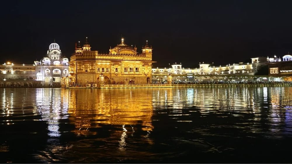 ਸਤੰਬਰ ਦੇ ਮਹੀਨੇ ਵਿੱਚ ਤੁਸੀਂ ਅੰਮ੍ਰਿਤਸਰ ਜਾ ਸਕਦੇ ਹੋ। ਇਸ ਦੌਰਾਨ ਇੱਥੇ ਮੌਸਮ ਕਾਫ਼ੀ ਸੁਹਾਵਣਾ ਰਹਿੰਦਾ ਹੈ ਅਤੇ ਸਵੇਰ-ਸ਼ਾਮ ਦੇ ਨਾਲ-ਨਾਲ ਤੁਸੀਂ ਦਿਨ ਵੇਲੇ ਵੀ ਆਰਾਮ ਨਾਲ ਵੱਖ-ਵੱਖ ਥਾਵਾਂ ਦਾ ਦੌਰਾ ਕਰ ਸਕਦੇ ਹੋ। ਖ਼ਾਸ ਤੌਰ 'ਤੇ ਸ੍ਰੀ ਹਰਿਮੰਦਰ ਸਾਹਿਬ, ਗੋਬਿੰਦਗੜ੍ਹ ਕਿਲ੍ਹਾ, ਜਲ੍ਹਿਆਂਵਾਲਾ ਬਾਗ਼ ਅਤੇ ਵਾਹਗਾ ਬਾਰਡਰ ਇੱਥੇ ਘੁੰਮਣ ਲਈ ਸਭ ਤੋਂ ਮਸ਼ਹੂਰ ਥਾਵਾਂ ਹਨ। ਇਸ ਦੇ ਨਾਲ ਹੀ ਅੰਮ੍ਰਿਤਸਰ ਆਪਣੇ ਸੁਆਦੀ ਖਾਣ-ਪੀਣ ਲਈ ਵੀ ਬਹੁਤ ਮਸ਼ਹੂਰ ਹੈ। (All Images: Getty Images)