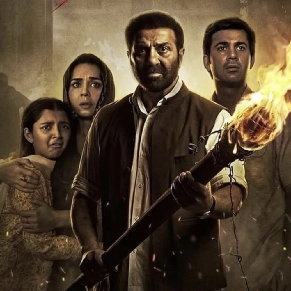 3. ਬੰਟਵਾਰਾ 1947: ਸਨੀ ਦਿਓਲ ਇੱਕ ਵਾਰ ਫਿਰ ਐਕਸ਼ਨ ਕਰਦੇ ਦਿਖਾਈ ਦੇਣਗੇ। ਉਨ੍ਹਾਂ ਦੀ ਫ਼ਿਲਮ 'ਬੰਟਵਾਰਾ 1947' ਦਾ ਟ੍ਰੇਲਰ ਸਾਹਮਣੇ ਆ ਗਿਆ ਹੈ। 14 ਅਗਸਤ ਨੂੰ ਆ ਰਹੀ ਇਸ ਫ਼ਿਲਮ ਦਾ ਟਾਕਰਾ ਇਮਰਾਨ ਹਾਸ਼ਮੀ ਦੀ ਫ਼ਿਲਮ ਨਾਲ ਹੋਵੇਗਾ। ਸਨੀ ਪਾਜੀ ਤੋਂ ਇਲਾਵਾ ਫ਼ਿਲਮ 'ਚ ਪ੍ਰੀਤੀ ਜ਼ਿੰਟਾ, ਕਰਣ ਦਿਓਲ, ਸ਼ਬਾਨਾ ਆਜ਼ਮੀ, ਅਲੀ ਫਜ਼ਲ ਅਤੇ ਅਭਿਮਨਿਊ ਸਿੰਘ ਸ਼ਾਮਲ ਹਨ। ਫ਼ਿਲਮ 'ਚ ਇੱਕ ਇਮੋਸ਼ਨਲ ਐਂਗਲ ਵੀ ਹੈ, ਜੋ ਸਭ ਨੂੰ ਪਸੰਦ ਆ ਰਿਹਾ ਹੈ।
