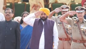 CM ਮਾਨ ਨੇ ਫ਼ਿਰੋਜ਼ਪੁਰ 'ਚ ਲਹਿਰਾਇਆ ਤਿਰੰਗਾ, ਸ਼ਹੀਦਾਂ ਨੂੰ ਦਿੱਤੀ ਸ਼ਰਧਾਂਜਲੀ