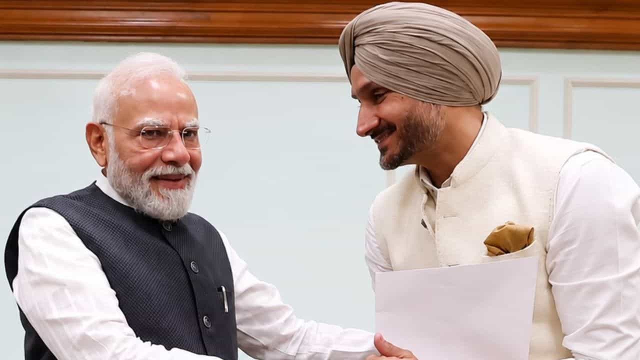 MP ਹਰਭਜਨ ਸਿੰਘ ਨੇ ਕੀਤੀ ਪ੍ਰਧਾਨ ਮੰਤਰੀ ਨਰਿੰਦਰ ਮੋਦੀ ਨਾਲ ਮੁਲਾਕਾਤ, ਬੋਲੇ- ਉਹ ਸਾਡੇ ਬਾਰੇ ਜਾਣਨਾ ਚਾਹੁੰਦੇ ਸੀ MP ਹਰਭਜਨ ਸਿੰਘ ਨੇ ਕੀਤੀ ਪ੍ਰਧਾਨ ਮੰਤਰੀ ਨਰਿੰਦਰ ਮੋਦੀ ਨਾਲ ਮੁਲਾਕਾਤ, ਬੋਲੇ- ਉਹ ਸਾਡੇ ਬਾਰੇ ਜਾਣਨਾ ਚਾਹੁੰਦੇ ਸੀ