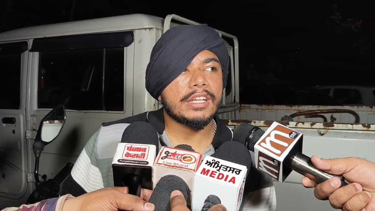 ਮਜ਼ਾਕ ਤੋਂ ਸ਼ੁਰੂ ਹੋਈ ਤਕਰਾਰ ਬਣੀ ਖ਼ੂਨੀ ਝੜਪ, ਬਲਿੰਕਿਟ ਵਰਕਰ ਤੇ ਕੜੇ ਨਾਲ ਹਮਲਾ; ਜਾਂਚ ਜਾਰੀ ਮਜ਼ਾਕ ਤੋਂ ਸ਼ੁਰੂ ਹੋਈ ਤਕਰਾਰ ਬਣੀ ਖ਼ੂਨੀ ਝੜਪ, ਬਲਿੰਕਿਟ ਵਰਕਰ ਤੇ ਕੜੇ ਨਾਲ ਹਮਲਾ; ਜਾਂਚ ਜਾਰੀ