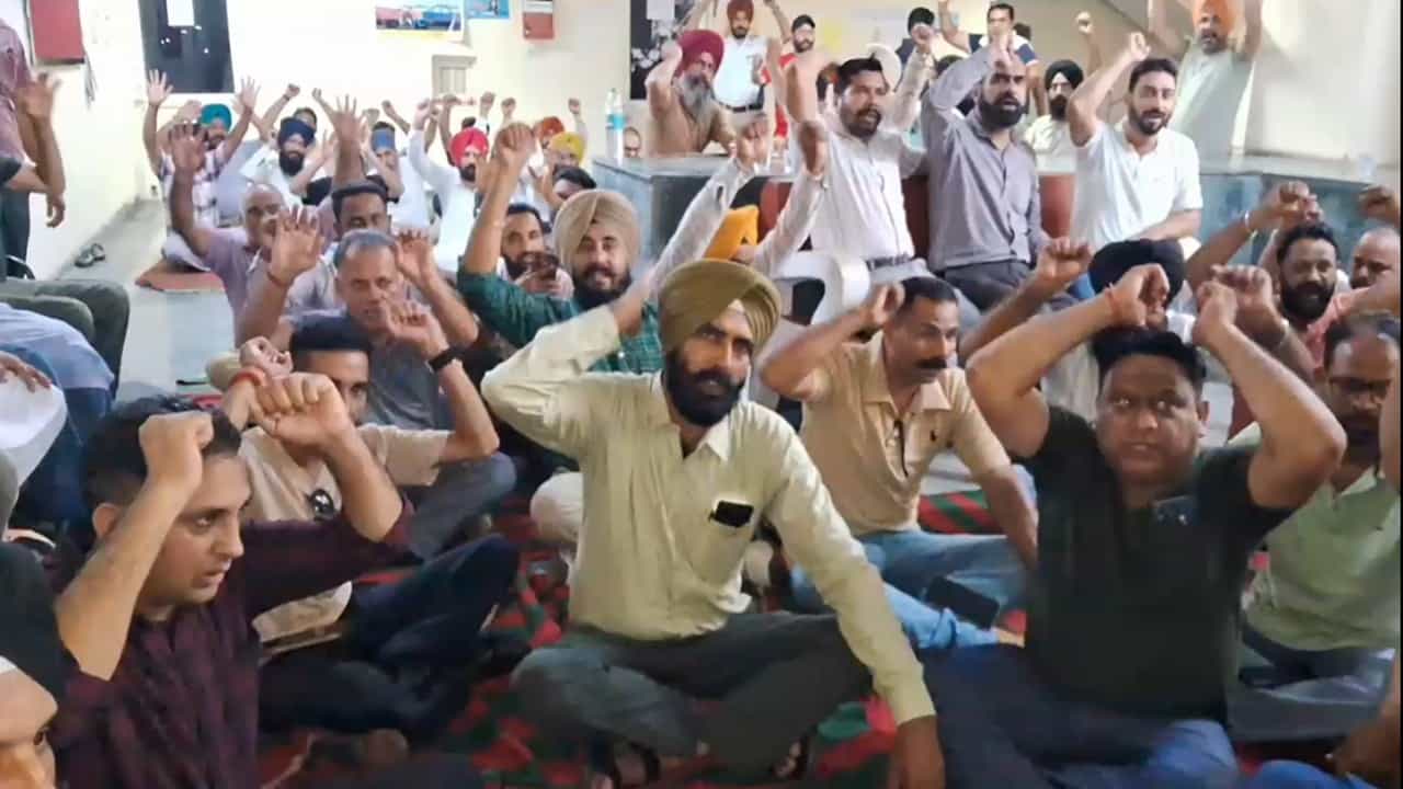 ਗੁਰਦਾਸਪੁਰ: BLO ਅਧਿਆਪਕ ਨਾਲ ਦੁਰਵਿਹਾਰ ਦਾ ਇਲਜ਼ਾਮ, ਅਧਿਆਪਕ ਯੂਨੀਅਨ ਵੱਲੋਂ SDM ਦਫ਼ਤਰ ਬਾਹਰ ਧਰਨਾ ਗੁਰਦਾਸਪੁਰ: BLO ਅਧਿਆਪਕ ਨਾਲ ਦੁਰਵਿਹਾਰ ਦਾ ਇਲਜ਼ਾਮ, ਅਧਿਆਪਕ ਯੂਨੀਅਨ ਵੱਲੋਂ SDM ਦਫ਼ਤਰ ਬਾਹਰ ਧਰਨਾ