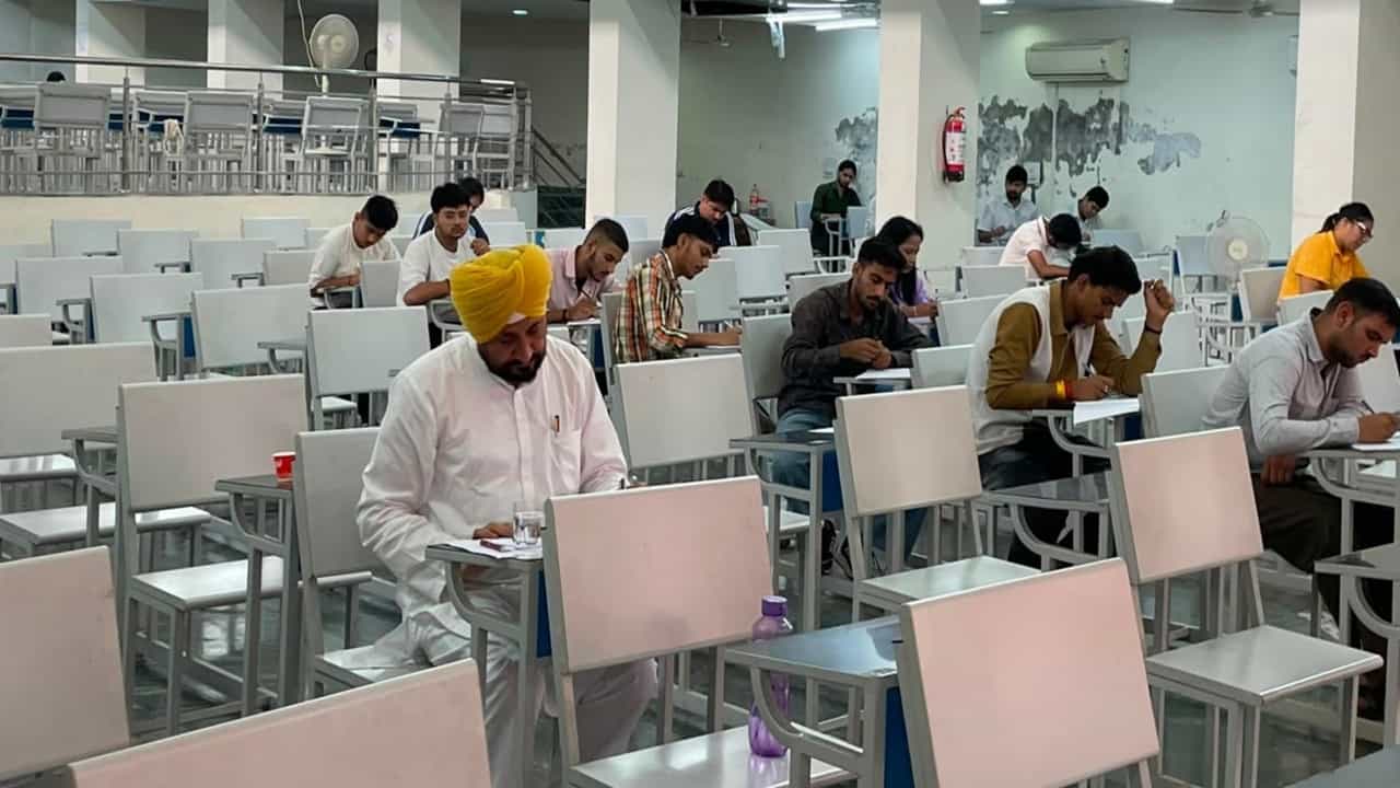 ਸਾਬਕਾ ਸੀਐਮ ਚਰਨਜੀਤ ਚੰਨੀ PU ਚ ਦੇ ਰਹੇ ਪ੍ਰੀਖਿਆ, ਤਸਵੀਰ ਆਈ ਸਾਹਮਣੇ ਸਾਬਕਾ ਸੀਐਮ ਚਰਨਜੀਤ ਚੰਨੀ PU ਚ ਦੇ ਰਹੇ ਪ੍ਰੀਖਿਆ, ਤਸਵੀਰ ਆਈ ਸਾਹਮਣੇ