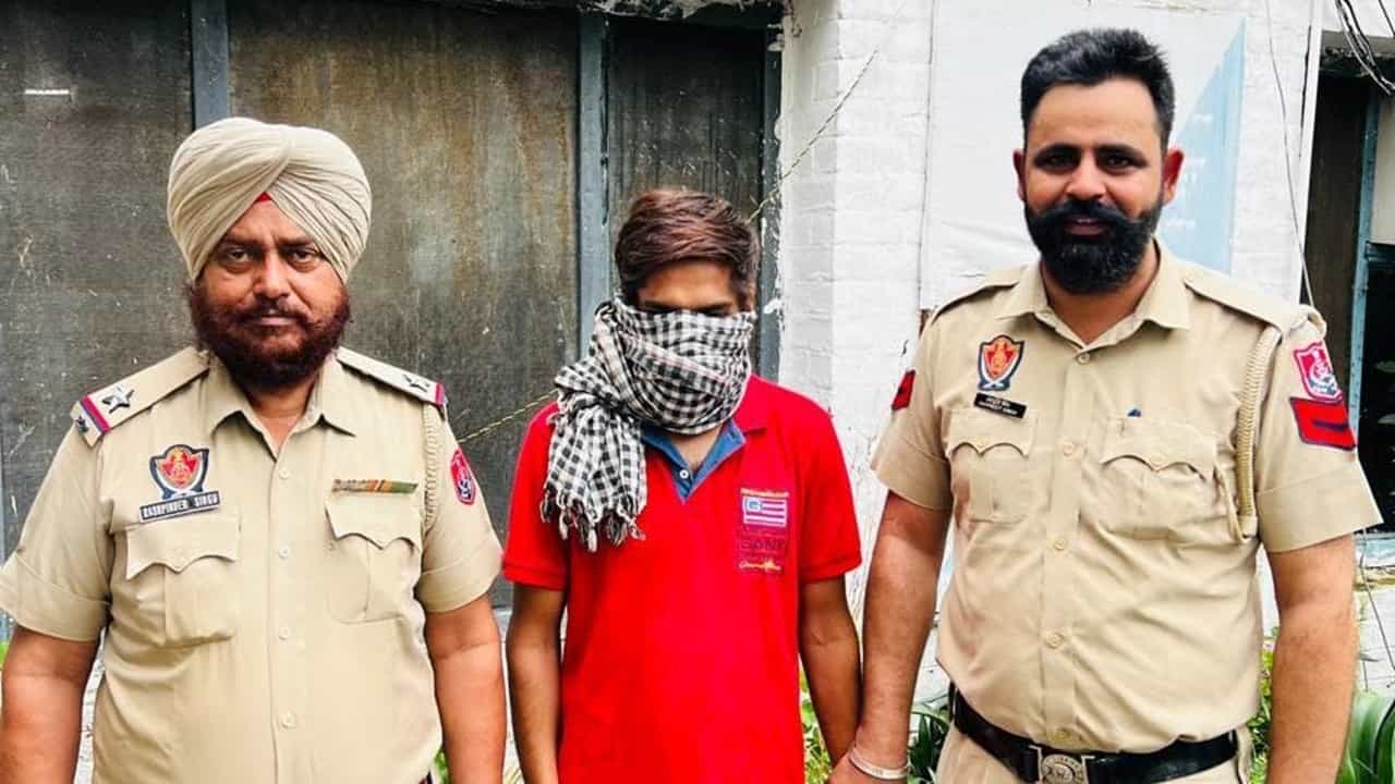 ਫਰਜ਼ੀ ਪੁਲਿਸ ਬਣ ਕੇ ਗੰਨ ਹਾਊਸ ਤੋਂ ਪਿਸਤੌਲ ਲੈ ਉੱਡਿਆ ਮੁਲਜ਼ਮ, ਹੁਣ ਪੁਲਿਸ ਨੇ ਕੀਤਾ ਗ੍ਰਿਫ਼ਤਾਰ ਫਰਜ਼ੀ ਪੁਲਿਸ ਬਣ ਕੇ ਗੰਨ ਹਾਊਸ ਤੋਂ ਪਿਸਤੌਲ ਲੈ ਉੱਡਿਆ ਮੁਲਜ਼ਮ, ਹੁਣ ਪੁਲਿਸ ਨੇ ਕੀਤਾ ਗ੍ਰਿਫ਼ਤਾਰ