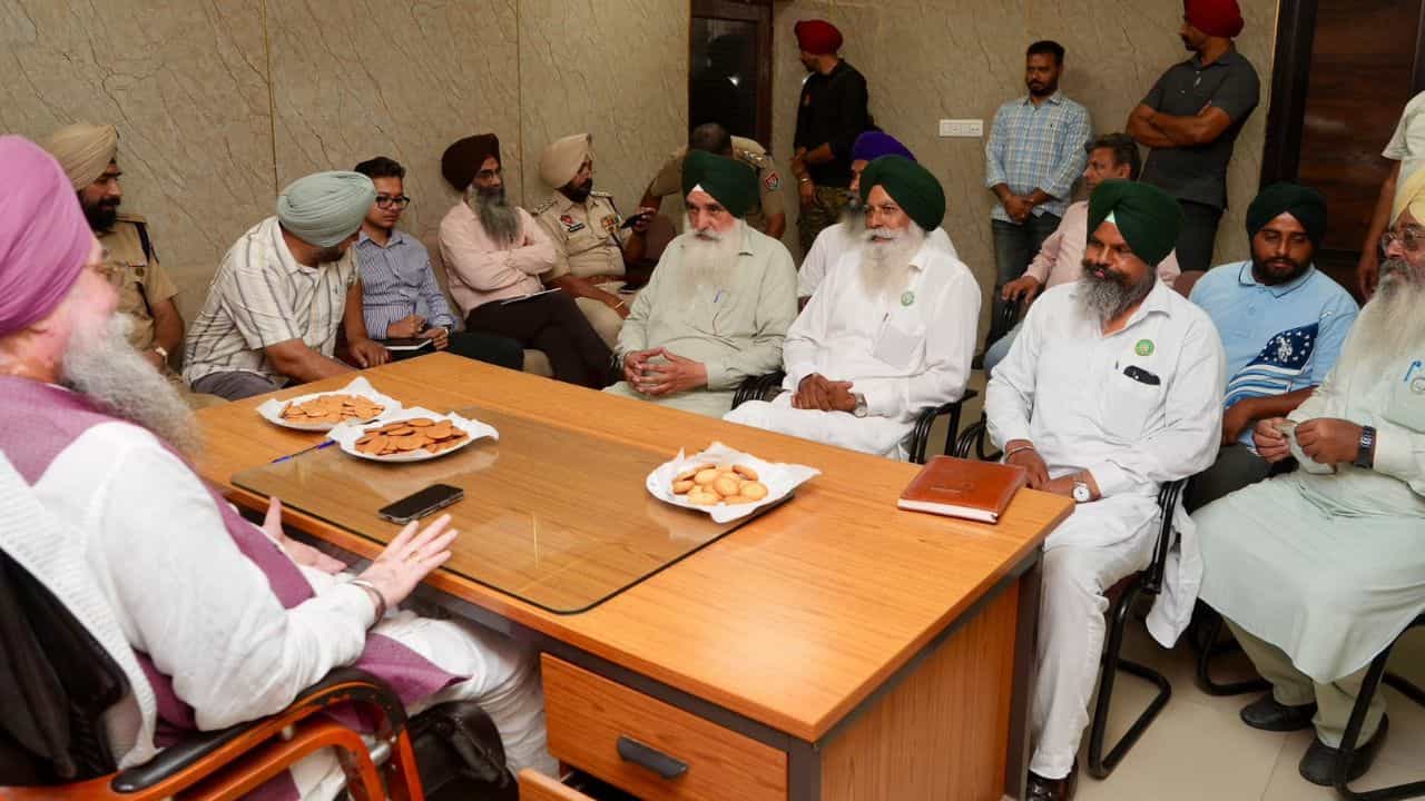 ਕੋਟਕਪੂਰਾ ਚ ਪ੍ਰਸ਼ਾਸਨ ਨਾਲ ਕਿਸਾਨਾਂ ਦੀ ਮੀਟਿੰਗ, ਰੇਲ ਰੋਕੋ ਅੰਦੋਲਨ ਸੋਮਵਾਰ ਤੱਕ ਮੁਲਤਵੀ