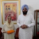 ਡਾ. ਮਨਮੋਹਨ ਸਿੰਘ ਦੀ ਪਤਨੀ ਨਾਲ ਮਿਲੇ MP ਗੁਰਜੀਤ ਔਜਲਾ, ਬੋਲੇ- ਭਾਜਪਾ ਨੇ ਉਨ੍ਹਾਂ ਵਰਗੀ ਮਹਾਨ ਸ਼ਖ਼ਸੀਅਤ ਨੂੰ ਕਟਹਿਰੇ ‘ਚ ਖੜ੍ਹਾ ਕੀਤਾ