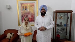 ਉਹ ਰੱਬ ਦੀ ਅਨਮੋਲ ਦੇਣ ਸਨ... ਡਾ. ਮਨਮੋਹਨ ਦੀ ਪਤਨੀ ਨਾਲ ਮਿਲੇ ਗੁਰਜੀਤ ਔਜਲਾ ਉਹ ਰੱਬ ਦੀ ਅਨਮੋਲ ਦੇਣ ਸਨ... ਡਾ. ਮਨਮੋਹਨ ਦੀ ਪਤਨੀ ਨਾਲ ਮਿਲੇ ਗੁਰਜੀਤ ਔਜਲਾ