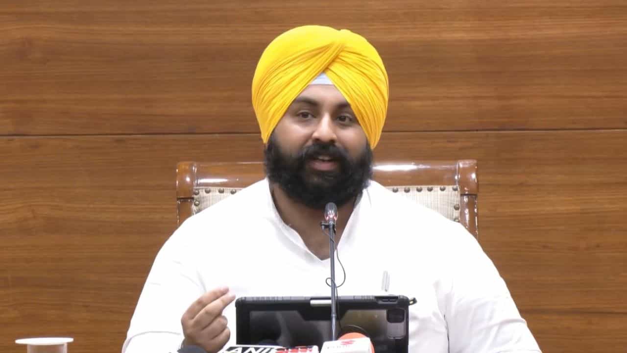 2018 ਦੀ ਹੈ ਵੀਡੀਓ...ਸਰਕਾਰੀ ਸਕੂਲ ਦੀ ਵਾਇਰਲ ਵੀਡੀਓ ਤੇ ਸਿੱਖਿਆ ਮੰਤਰੀ ਦਾ ਜਵਾਬ 2018 ਦੀ ਹੈ ਵੀਡੀਓ...ਸਰਕਾਰੀ ਸਕੂਲ ਦੀ ਵਾਇਰਲ ਵੀਡੀਓ ਤੇ ਸਿੱਖਿਆ ਮੰਤਰੀ ਦਾ ਜਵਾਬ