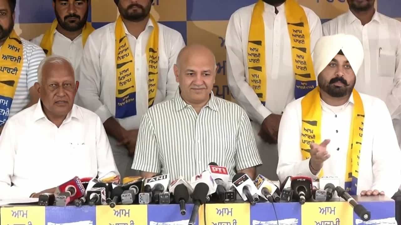 ਪੰਜਾਬ ਦੀ ਰਾਜਨੀਤੀ ਚ ਵੱਡੀ ਹਲਚਲ, ਰਜਿੰਦਰ ਕੌਰ ਭੱਠਲ ਦੇ ਭਤੀਜੇ ਹੈਨਰੀ ਸਿੱਧੂ AAP ਚ ਸ਼ਾਮਲ ਪੰਜਾਬ ਦੀ ਰਾਜਨੀਤੀ ਚ ਵੱਡੀ ਹਲਚਲ, ਰਜਿੰਦਰ ਕੌਰ ਭੱਠਲ ਦੇ ਭਤੀਜੇ ਹੈਨਰੀ ਸਿੱਧੂ AAP ਚ ਸ਼ਾਮਲ