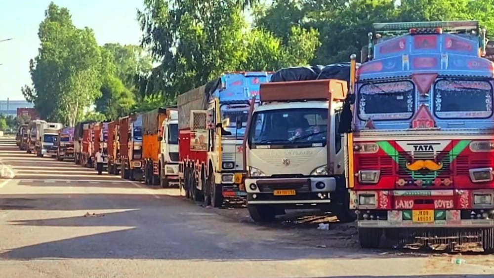 ਰਾਸ਼ਟਰੀ ਰਾਜਮਾਰਗ-44 (NH-44) ਇੰਨਾ ਮਹੱਤਵਪੂਰਨ ਕਿਉਂ ਹੈ? NH-44 ਇਸ ਲਈ ਬਹੁਤ ਮਹੱਤਵਪੂਰਨ ਮੰਨਿਆ ਜਾਂਦਾ ਹੈ ਕਿਉਂਕਿ ਇਹ ਭਾਰਤ ਦੇ ਕਈ ਖੇਤਰਾਂ ਨੂੰ ਆਪਸ ਵਿੱਚ ਜੋੜਦਾ ਹੈ। ਇਹ ਵੱਡੇ ਸ਼ਹਿਰਾਂ ਦਰਮਿਆਨ ਯਾਤਰਾ ਦਾ ਸਮਾਂ ਘਟਾਉਂਦਾ ਹੈ ਅਤੇ ਦੇਸ਼ ਦੀ ਰਾਸ਼ਟਰੀ ਕਨੈਕਟਿਵਿਟੀ ਨੂੰ ਹੋਰ ਮਜ਼ਬੂਤ ਬਣਾਉਂਦਾ ਹੈ। (ਫੋਟੋ: PTI)