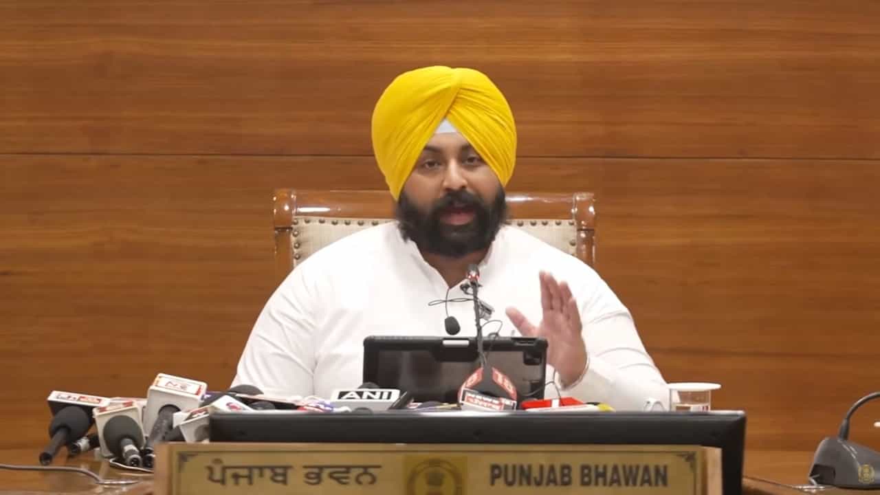 99 ਫ਼ੀਸਦੀ ਸਕੂਲਾਂ ਚ WI-FI, ਨਵੇਂ ਕਲਾਸ ਰੂਮ-ਲੈਬਾਂ, AI ਦਾ ਵਿਸ਼ਾ... ਮੰਤਰੀ ਬੈਂਸ ਨੇ ਦਿੱਤੀ ਸਿੱਖਿਆ ਵਿਭਾਗ ਦੀ ਸਟੇਟਸ ਰਿਪੋਰਟ 99 ਫ਼ੀਸਦੀ ਸਕੂਲਾਂ ਚ WI-FI, ਨਵੇਂ ਕਲਾਸ ਰੂਮ-ਲੈਬਾਂ, AI ਦਾ ਵਿਸ਼ਾ... ਮੰਤਰੀ ਬੈਂਸ ਨੇ ਦਿੱਤੀ ਸਿੱਖਿਆ ਵਿਭਾਗ ਦੀ ਸਟੇਟਸ ਰਿਪੋਰਟ