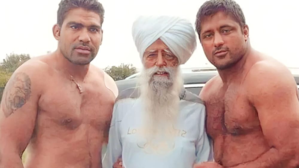 ਗੁਰਜੀਤ ਸਿੰਘ ਆਪਣੇ ਪਿੱਛੇ ਪਤਨੀ, ਕਰੀਬ 10 ਸਾਲ ਦੀ ਛੋਟੀ ਧੀ ਅਤੇ ਮਾਤਾ-ਪਿਤਾ ਨੂੰ ਛੱਡ ਗਏ ਹਨ। ਉਨ੍ਹਾਂ ਦੇ ਦੇਹਾਂਤ ਨਾਲ ਪਰਿਵਾਰ 'ਤੇ ਦੁੱਖਾਂ ਦਾ ਪਹਾੜ ਟੁੱਟ ਪਿਆ ਹੈ। (ਫੋਟੋ-ਸੋਸ਼ਲ ਮੀਡੀਆ)