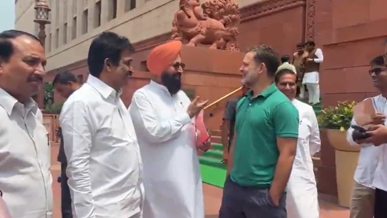 ਪੰਜਾਬ ਕਾਂਗਰਸ ਕਲੇਸ਼ ਵਿਚਾਲੇ ਰਾਹੁਲ ਗਾਂਧੀ ਨੂੰ ਮਿਲੇ ਪ੍ਰਤਾਪ ਬਾਜਵਾ, ਵੇਣੂਗੋਪਾਲ ਵੀ ਨਾਲ ਆਏ ਨਜ਼ਰ ਪੰਜਾਬ ਕਾਂਗਰਸ ਕਲੇਸ਼ ਵਿਚਾਲੇ ਰਾਹੁਲ ਗਾਂਧੀ ਨੂੰ ਮਿਲੇ ਪ੍ਰਤਾਪ ਬਾਜਵਾ, ਵੇਣੂਗੋਪਾਲ ਵੀ ਨਾਲ ਆਏ ਨਜ਼ਰ