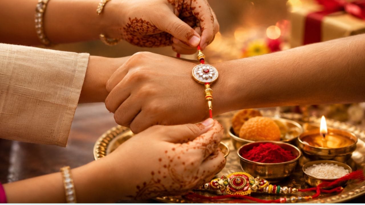 Raksha Bandhan 2026: ਰੱਖੜੀ ਇੱਕ ਪਵਿੱਤਰ ਤਿਉਹਾਰ ਹੈ ਜੋ ਭਰਾ ਅਤੇ ਭੈਣ ਦੇ ਰਿਸ਼ਤੇ ਨੂੰ ਸਮਰਪਿਤ ਹੈ, ਜੋ ਹਰ ਸਾਲ ਸ਼ਰਵਣ ਮਹੀਨੇ ਦੀ ਪੂਰਨਮਾਸ਼ੀ (ਪੂਰਨਿਮਾ) ਨੂੰ ਮਨਾਇਆ ਜਾਂਦਾ ਹੈ। ਹਿੰਦੂ ਕੈਲੰਡਰ ਦੇ ਅਨੁਸਾਰ, ਇਸ ਸਾਲ ਰੱਖੜੀ ਸ਼ਨੀਵਾਰ, 28 ਅਗਸਤ, 2026 ਨੂੰ ਮਨਾਈ ਜਾਵੇਗੀ। ਇਸ ਤਿਉਹਾਰ ਦੌਰਾਨ, ਭੈਣ ਆਪਣੇ ਭਰਾ ਦੇ ਗੁੱਟ 'ਤੇ ਰਕਸ਼ਾ ਸੂਤਰ ਜਾਂ ਰੱਖੜੀ ਬੰਨ੍ਹਦੀ ਹੈ। ਹਾਲਾਂਕਿ, ਇਹ ਯਕੀਨੀ ਬਣਾਉਣ ਦਾ ਧਿਆਨ ਰੱਖਿਆ ਜਾਂਦਾ ਹੈ ਕਿ ਰੱਖੜੀ ਖਾਸ ਤੌਰ 'ਤੇ ਸੱਜੇ ਗੁੱਟ 'ਤੇ ਬੰਨ੍ਹੀ ਜਾਵੇ। ਆਓ ਇਸ ਪ੍ਰਥਾ ਦੇ ਪਿੱਛੇ ਧਾਰਮਿਕ ਅਤੇ ਅਧਿਆਤਮਿਕ ਕਾਰਨਾਂ ਨੂੰ ਸਮਝੀਏ।