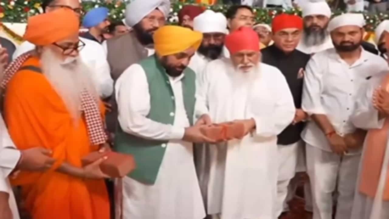 ਜਲੰਧਰ: ਸ੍ਰੀ ਗੁਰੂ ਰਵਿਦਾਸ ਜੀ ਬਾਣੀ ਅਧਿਐਨ ਕੇਂਦਰ ਦਾ ਨੀਂਹ ਪੱਥਰ ਸਮਾਗਮ, CM ਮਾਨ ਬੋਲੇ- ਆਉਣ ਵਾਲੀਆਂ ਪੀੜ੍ਹੀਆਂ ਨੂੰ ਗਿਆਨ ਨਾਲ ਜੋੜੇਗਾ ਕੇਂਦਰ ਜਲੰਧਰ: ਸ੍ਰੀ ਗੁਰੂ ਰਵਿਦਾਸ ਜੀ ਬਾਣੀ ਅਧਿਐਨ ਕੇਂਦਰ ਦਾ ਨੀਂਹ ਪੱਥਰ ਸਮਾਗਮ, CM ਮਾਨ ਬੋਲੇ- ਆਉਣ ਵਾਲੀਆਂ ਪੀੜ੍ਹੀਆਂ ਨੂੰ ਗਿਆਨ ਨਾਲ ਜੋੜੇਗਾ ਕੇਂਦਰ