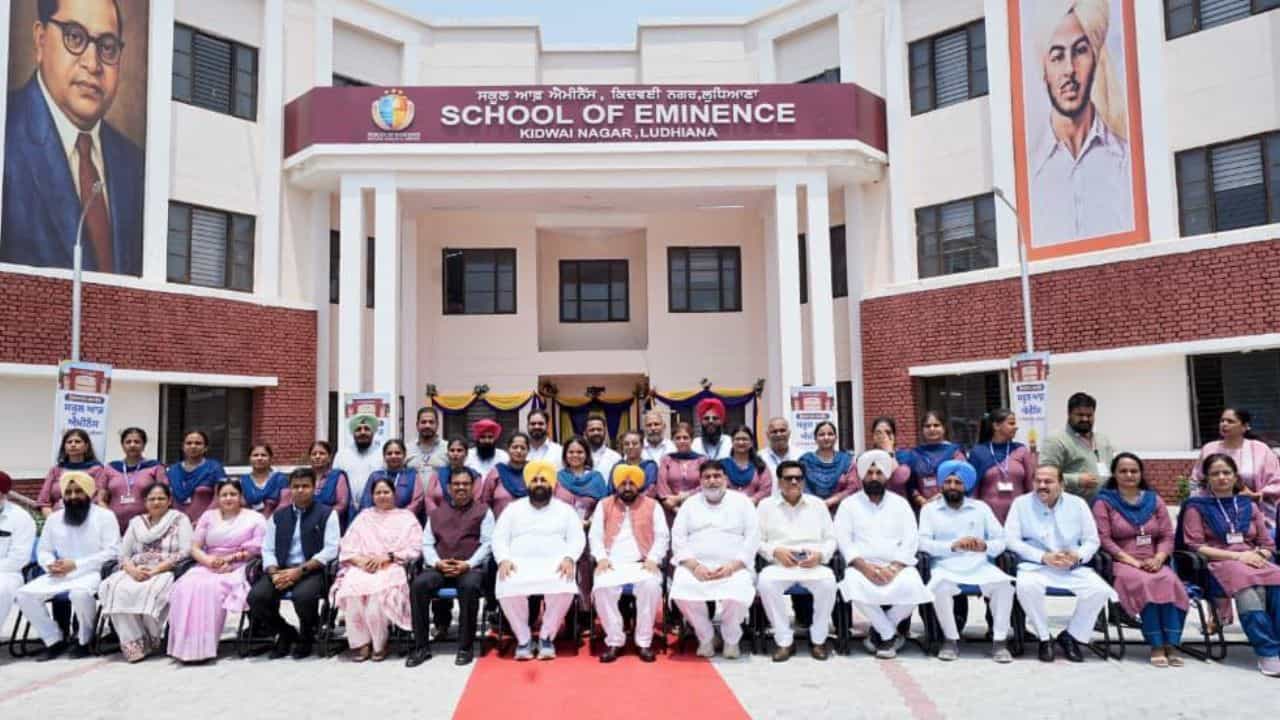 ਲੁਧਿਆਣਾ: CM ਭਗਵੰਤ ਮਾਨ ਨੇ 2 ਸਕੂਲ ਆਫ ਐਮੀਨੈਂਸ ਦਾ ਕੀਤਾ ਉਦਘਾਟਨ, ਕਿਹਾ- ਸਰਕਾਰੀ ਸਕੂਲਾਂ ਚ ਮਿਲ ਰਿਹਾ ਪ੍ਰਾਈਵੇਟ ਤੋਂ ਵਧੀਆ ਮਾਹੌਲ ਲੁਧਿਆਣਾ: CM ਭਗਵੰਤ ਮਾਨ ਨੇ 2 ਸਕੂਲ ਆਫ ਐਮੀਨੈਂਸ ਦਾ ਕੀਤਾ ਉਦਘਾਟਨ, ਕਿਹਾ- ਸਰਕਾਰੀ ਸਕੂਲਾਂ ਚ ਮਿਲ ਰਿਹਾ ਪ੍ਰਾਈਵੇਟ ਤੋਂ ਵਧੀਆ ਮਾਹੌਲ