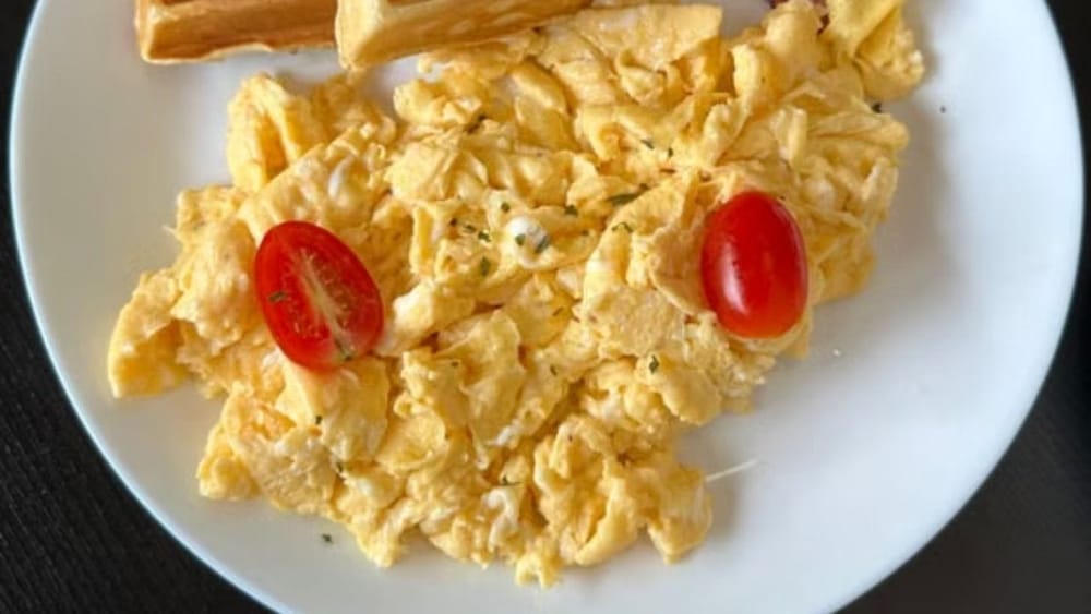 ਸਕ੍ਰੈਂਬਲਡ ਐਗ ਵੀ ਨਾਸ਼ਤੇ ਲਈ ਇੱਕ ਵਧੀਆ ਵਿਕਲਪ ਹੈ। ਹਾਲਾਂਕਿ, ਇਸ ਨੂੰ ਸਹੀ ਤਰੀਕੇ ਨਾਲ ਬਣਾਉਣਾ ਆਉਣਾ ਚਾਹੀਦਾ ਹੈ, ਕਿਉਂਕਿ ਇਸ ਨੂੰ ਤਿਆਰ ਕਰਨਾ ਥੋੜ੍ਹਾ ਟ੍ਰਿਕੀ ਹੁੰਦਾ ਹੈ। ਇਹ ਖਾਣ ਵਿੱਚ ਬਿਲਕੁਲ ਮਖਮਲੀ ਅਤੇ ਸੌਫਟ ਲੱਗਦਾ ਹੈ। ਇਸ ਦਾ ਬੈਟਰ ਤਿਆਰ ਕਰਨ ਲਈ ਇਸ ਵਿੱਚ ਥੋੜ੍ਹੇ ਦੁੱਧ ਦੀ ਵਰਤੋਂ ਕੀਤੀ ਜਾਂਦੀ ਹੈ ਅਤੇ ਇਸ ਨੂੰ ਚੰਗੀ ਤਰ੍ਹਾਂ ਫੈਂਟਿਆ ਜਾਂਦਾ ਹੈ। ਫਿਰ ਸਰਕੁਲਰ ਮੋਸ਼ਨ ਵਿੱਚ ਚਲਾਉਂਦੇ ਹੋਏ ਇਸ ਨੂੰ ਤਿਆਰ ਕੀਤਾ ਜਾਂਦਾ ਹੈ। (Images: Pexels)