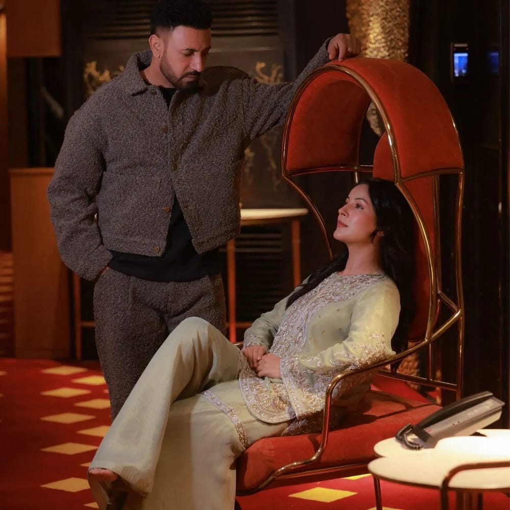 ਦੱਸ ਦੇਈਏ ਕਿ ਆਪਣੀਆਂ ਫੋਟੋਆਂ ਪੋਸਟ ਕਰਦੇ ਸਮੇਂ, ਸ਼ਹਿਨਾਜ਼ ਨੇ ਇਹ ਵੀ ਐਲਾਨ ਕੀਤਾ ਕਿ ਉਨ੍ਹਾਂ ਦੀ ਫਿਲਮ, ਸਿੰਘ ਵਰਸੇਸ ਕੌਰ 11 ਸਤੰਬਰ ਨੂੰ ਰਿਲੀਜ਼ ਹੋ ਰਹੀ ਹੈ। ਯੂਜਰਸ ਸ਼ਹਿਨਾਜ਼ ਦੀ ਪੋਸਟ 'ਤੇ ਕੁਮੈਂਟ ਕਰ ਰਹੇ ਹਨ ਅਤੇ ਉਨ੍ਹਾਂ ਨੂੰ ਆਉਣ ਵਾਲੀ ਫਿਲਮ ਲਈ ਸ਼ੁਭਕਾਮਨਾਵਾਂ ਦੇ ਰਹੇ ਹਨ।