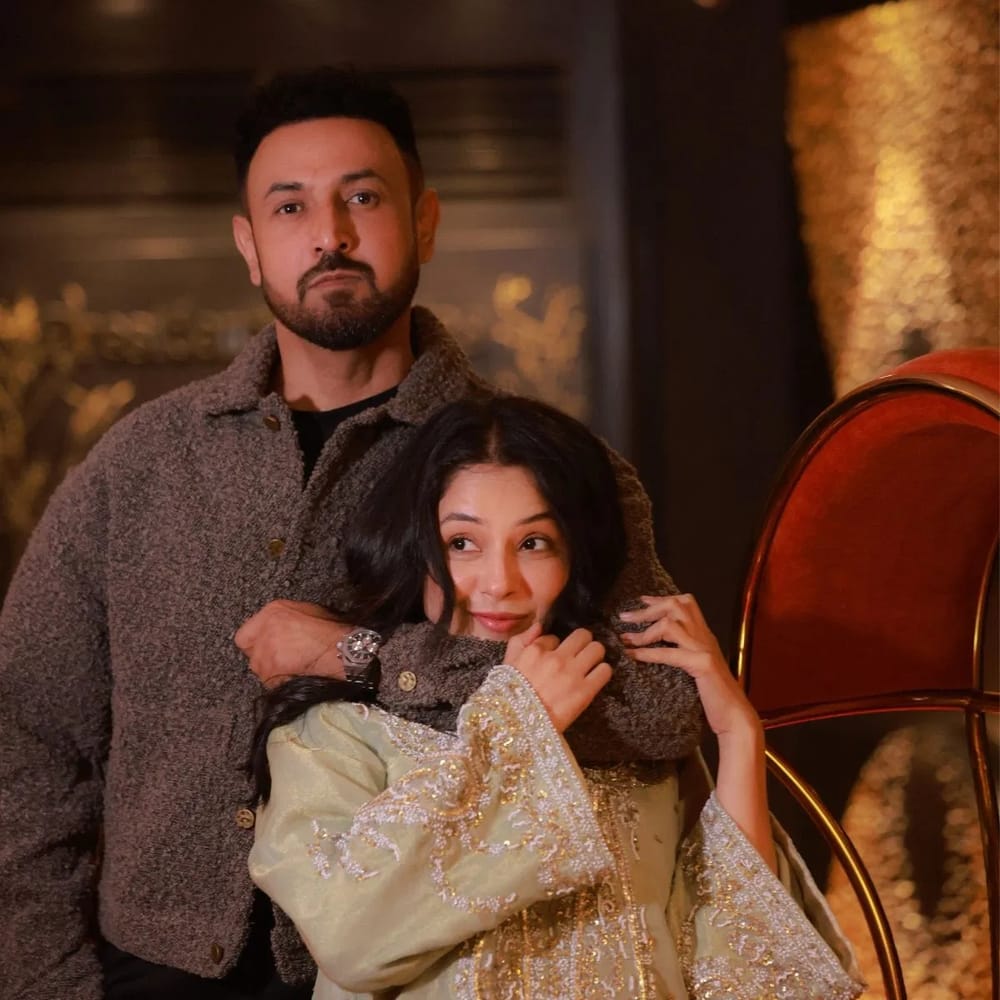ਗਿੱਪੀ ਗਰੇਵਾਲ ਦੀ ਗੱਲਕਰੀਏ ਤਾਂ ਉਹ ਗ੍ਰੇ ਸ਼ੈਡ ਦੇ ਫਰ ਵਾਲੇ ਕੋਆਰਡ ਸੈੱਟ ਵਿੱਚ ਕਾਫ਼ੀ ਡੈਸ਼ਿੰਗ ਲੱਗ ਰਹੇ ਹਨ। ਐਕਟਰ ਨੇ ਇਸਨੂੰ ਕਾਲੇ ਟੀ-ਸ਼ਰਟ ਨਾਲ ਪੇਅਰ ਕੀਤਾ ਹੈ। ਇੱਕ ਫੋਟੋ ਵਿੱਚ, ਗਿੱਪੀ ਸ਼ਹਿਨਾਜ਼ ਨੂੰ ਤੰਗ ਕਰਦੇ ਹੋਏ ਵੀ ਦਿੱਖ ਰਹੇ ਹਨ।