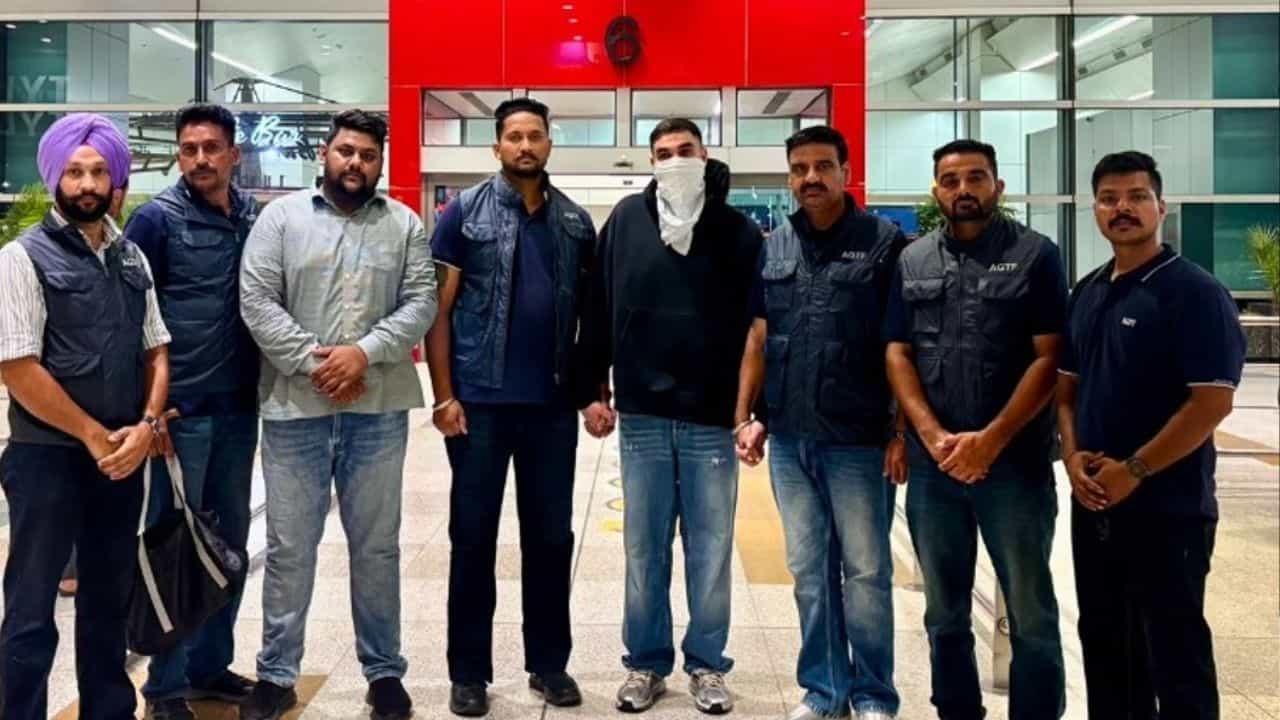 ਕੈਨੇਡਾ ਤੋਂ ਡਿਪੋਰਟ ਹੁੰਦੇ ਹੀ ਲਾਰੈਂਸ ਗੈਂਗ ਦਾ ਕਰੀਬੀ ਕਾਬੂ, ਦਿੱਲੀ ਏਅਰਪੋਰਟ ਤੇ AGTF ਦੀ ਵੱਡੀ ਕਾਰਵਾਈ