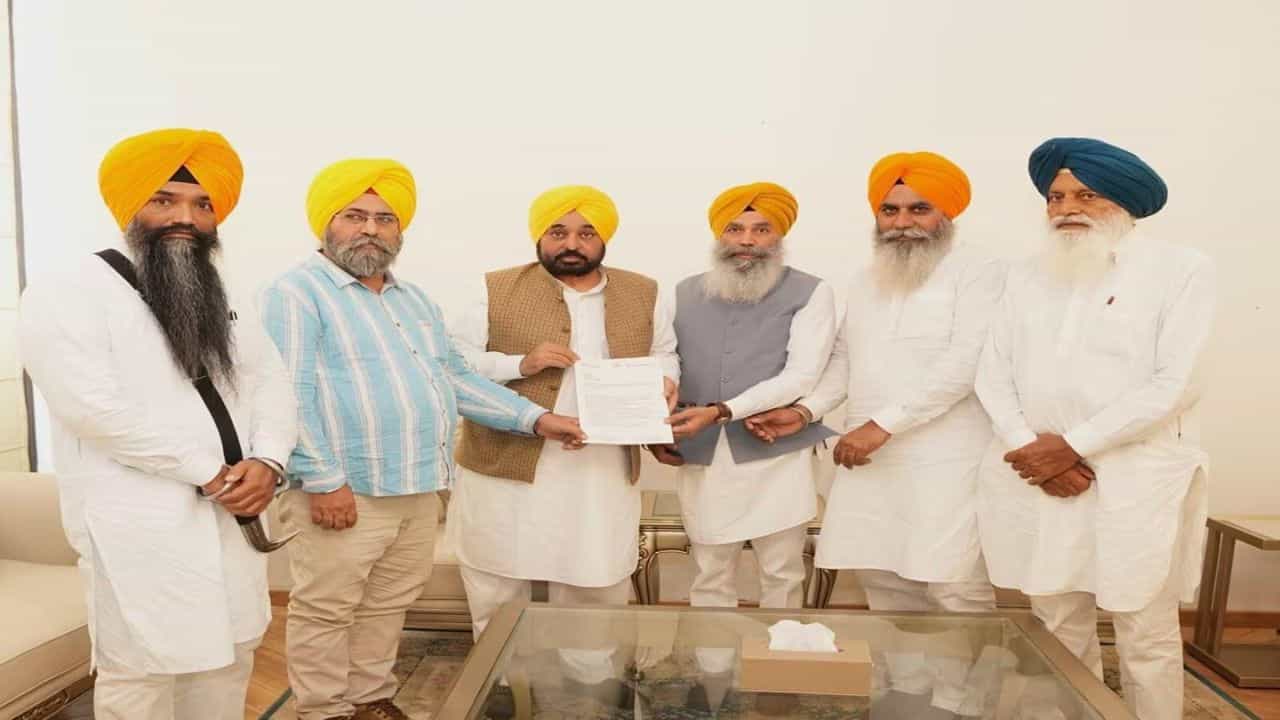 ਅਕਾਲੀ ਦਲ ਪੁਨਰ-ਸੁਰਜੀਤ ਦੇ ਵਫ਼ਦ ਨੇ CM ਮਾਨ ਨਾਲ ਕੀਤੀ ਮੁਲਾਕਾਤ, ਅਮਰਜੀਤ ਚਾਵਲਾ ਖ਼ਿਲਾਫ਼ SIT ਜਾਂਚ ਦੀ ਮੰਗ ਅਕਾਲੀ ਦਲ ਪੁਨਰ-ਸੁਰਜੀਤ ਦੇ ਵਫ਼ਦ ਨੇ CM ਮਾਨ ਨਾਲ ਕੀਤੀ ਮੁਲਾਕਾਤ, ਅਮਰਜੀਤ ਚਾਵਲਾ ਖ਼ਿਲਾਫ਼ SIT ਜਾਂਚ ਦੀ ਮੰਗ